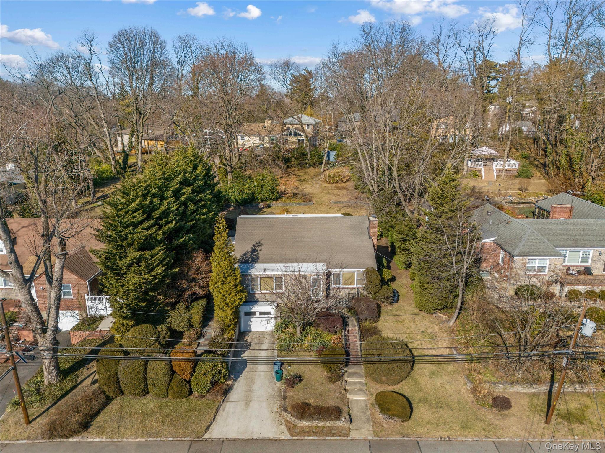 5 Hillside Avenue, Roslyn, NY 11576