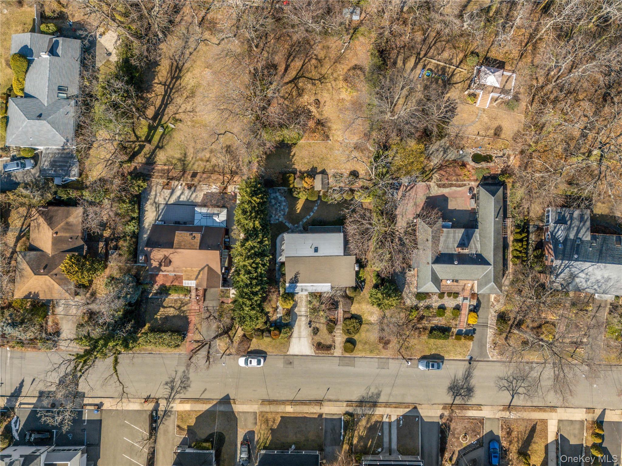 5 Hillside Avenue, Roslyn, NY 11576