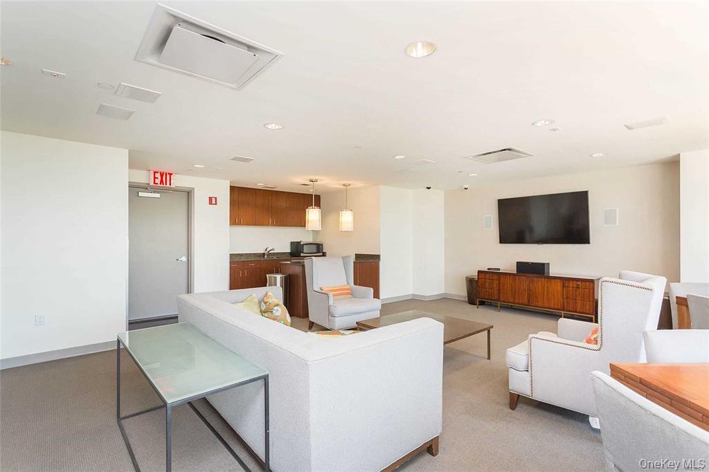 40-28 College Point Blvd # 1605, Flushing, NY 11354