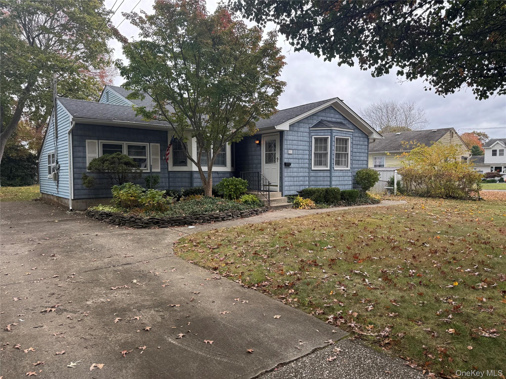 91 8th Ave, Kings Park, NY 11754