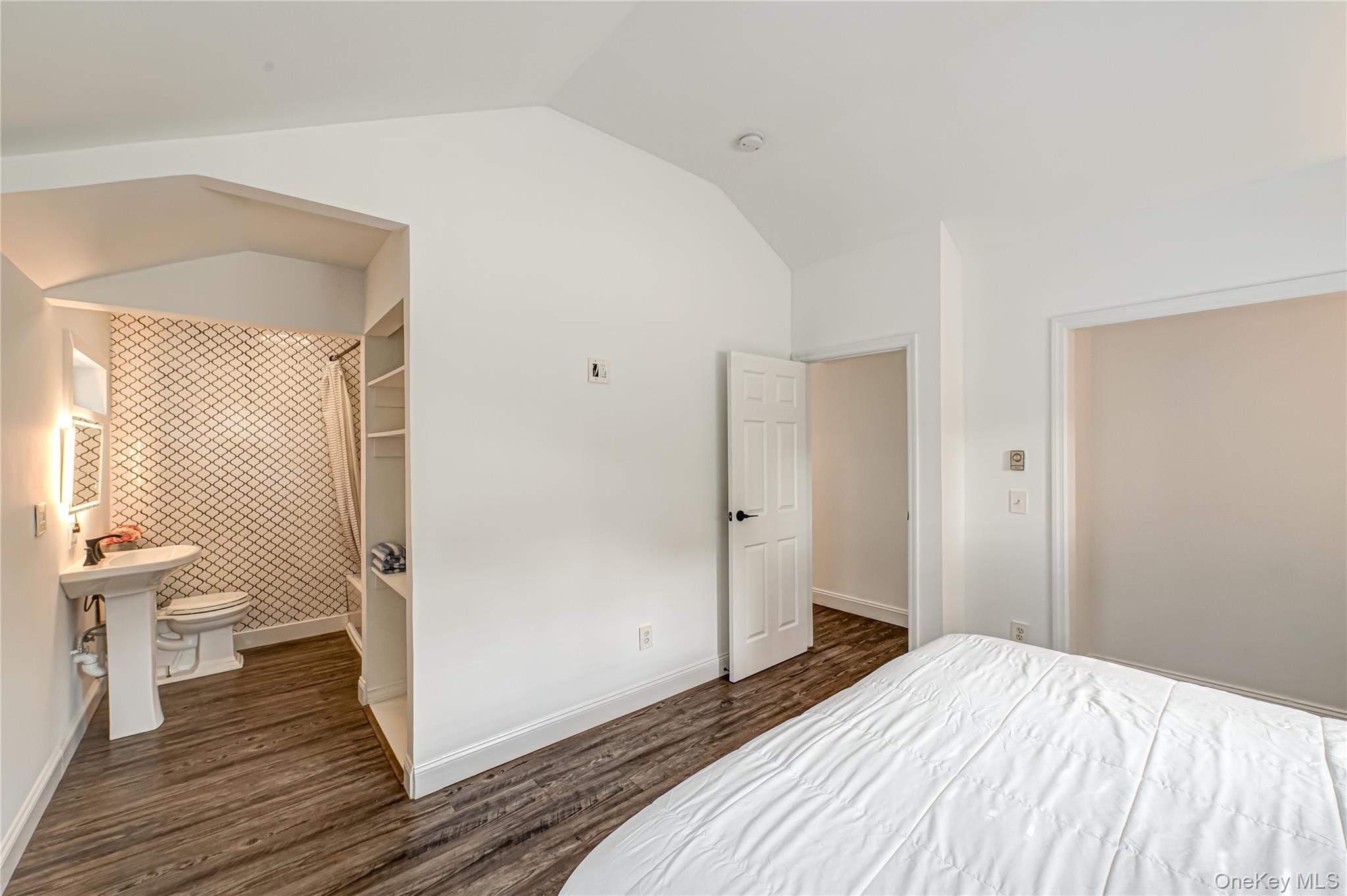 39 Lynncliff Road, Hampton Bays, NY 11946