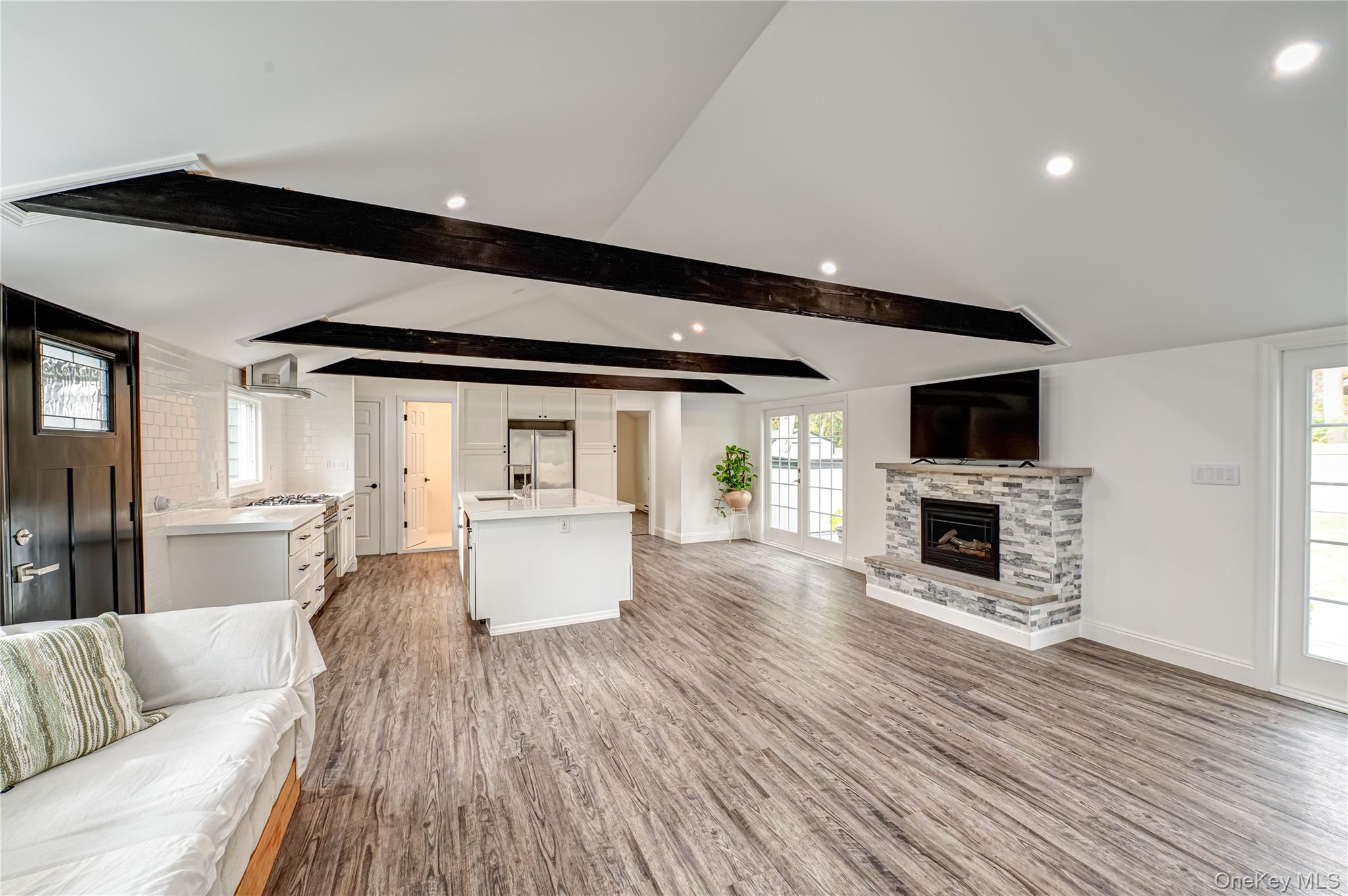 39 Lynncliff Road, Hampton Bays, NY 11946