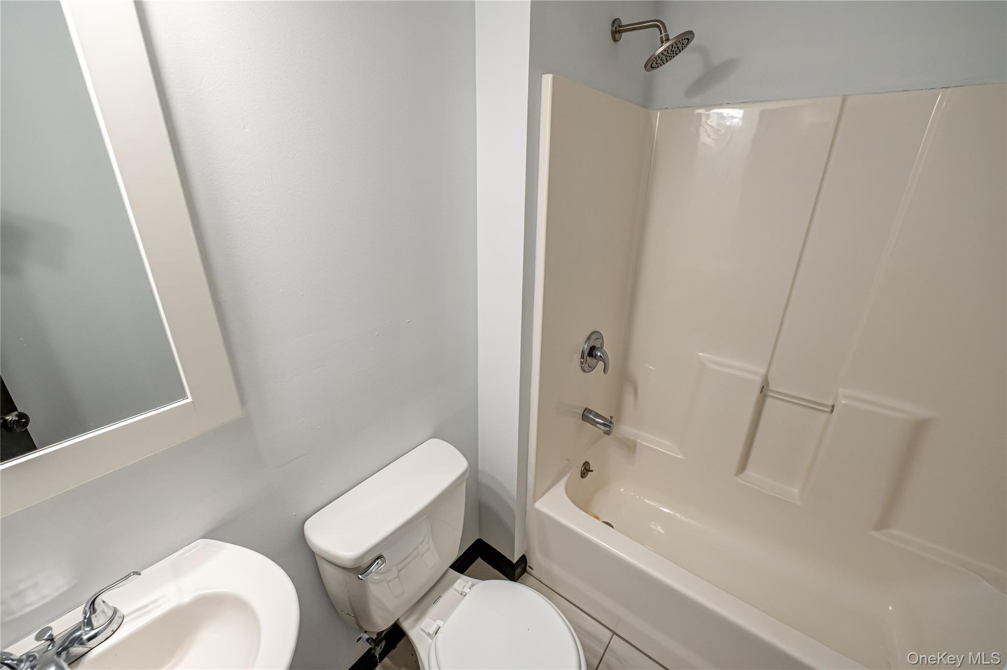 39 Lynncliff Road, Hampton Bays, NY 11946