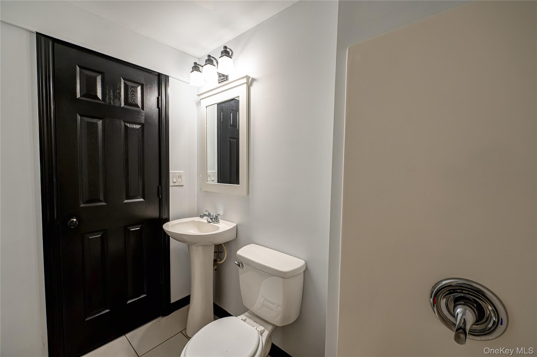 39 Lynncliff Road, Hampton Bays, NY 11946