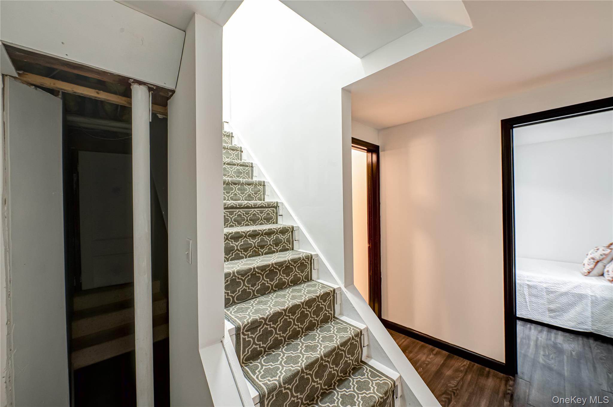 39 Lynncliff Road, Hampton Bays, NY 11946