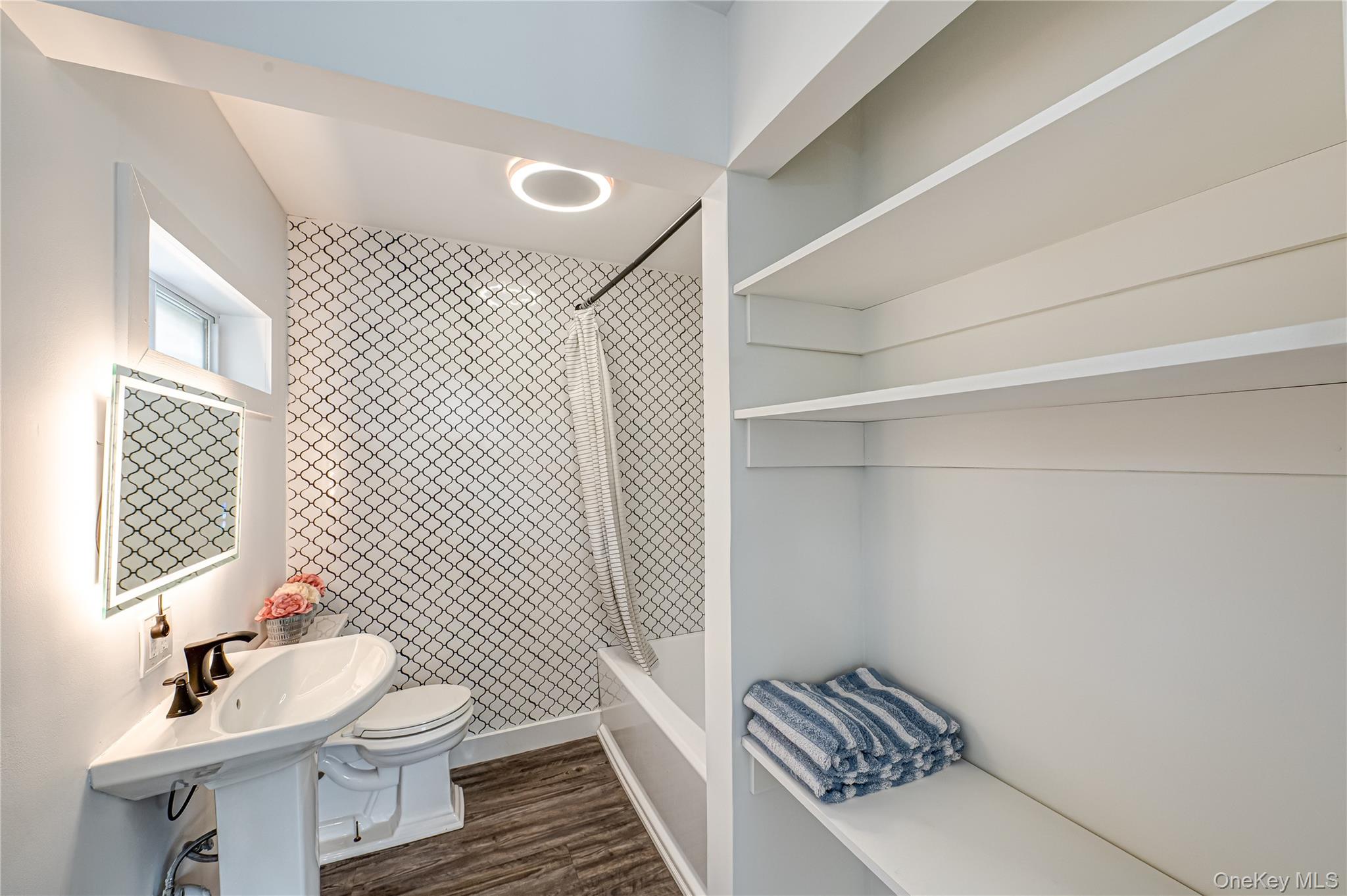 39 Lynncliff Road, Hampton Bays, NY 11946