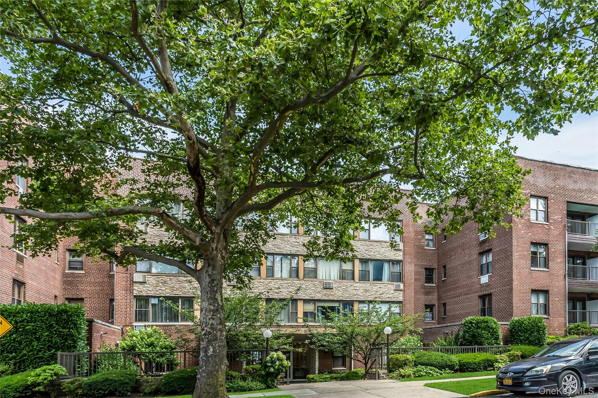 15 Hill Park Ave Avenue # 1C, Great Neck, NY 11021