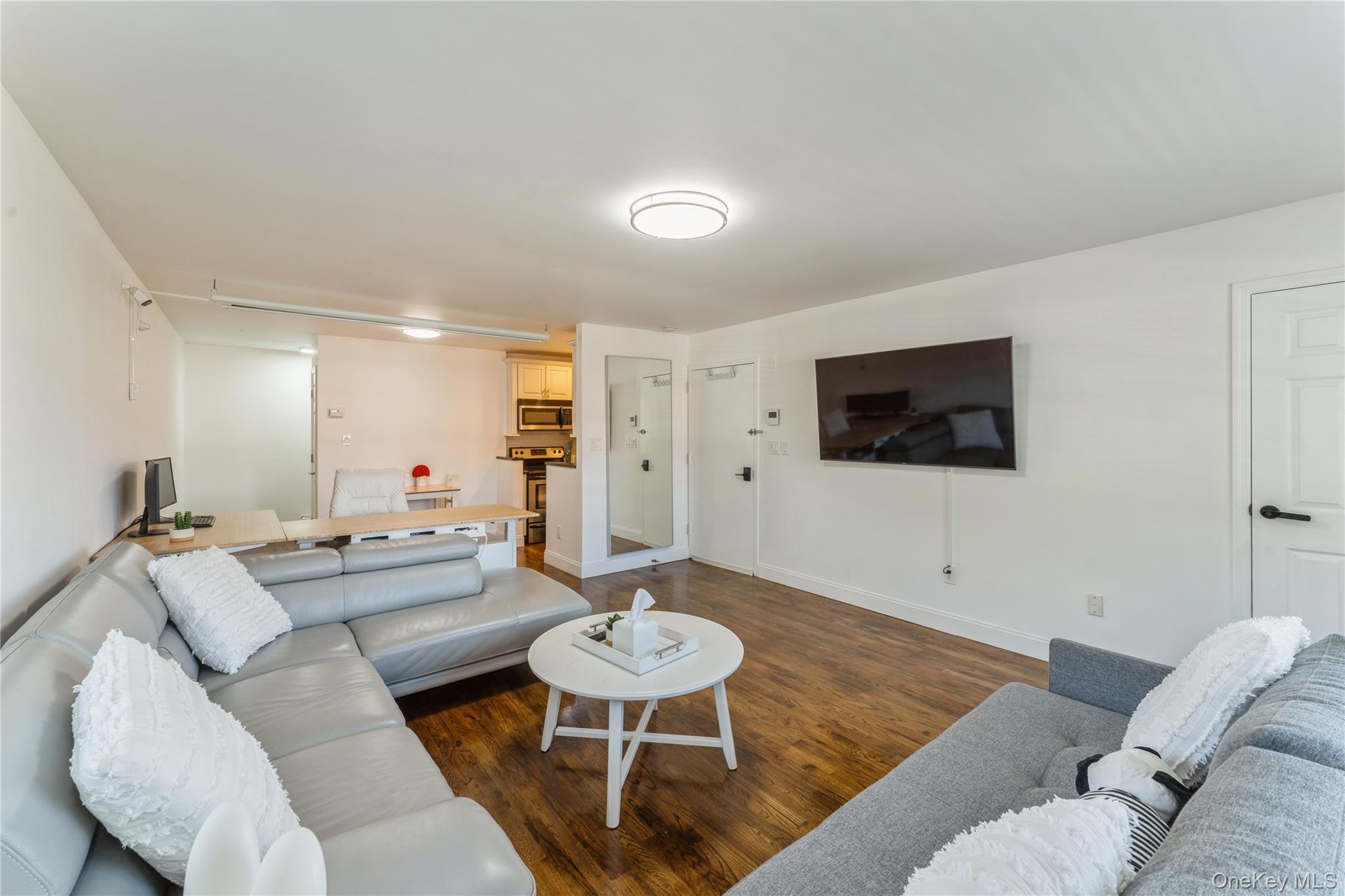 4 Windermere Place # 6, Rockville Centre, NY 11570