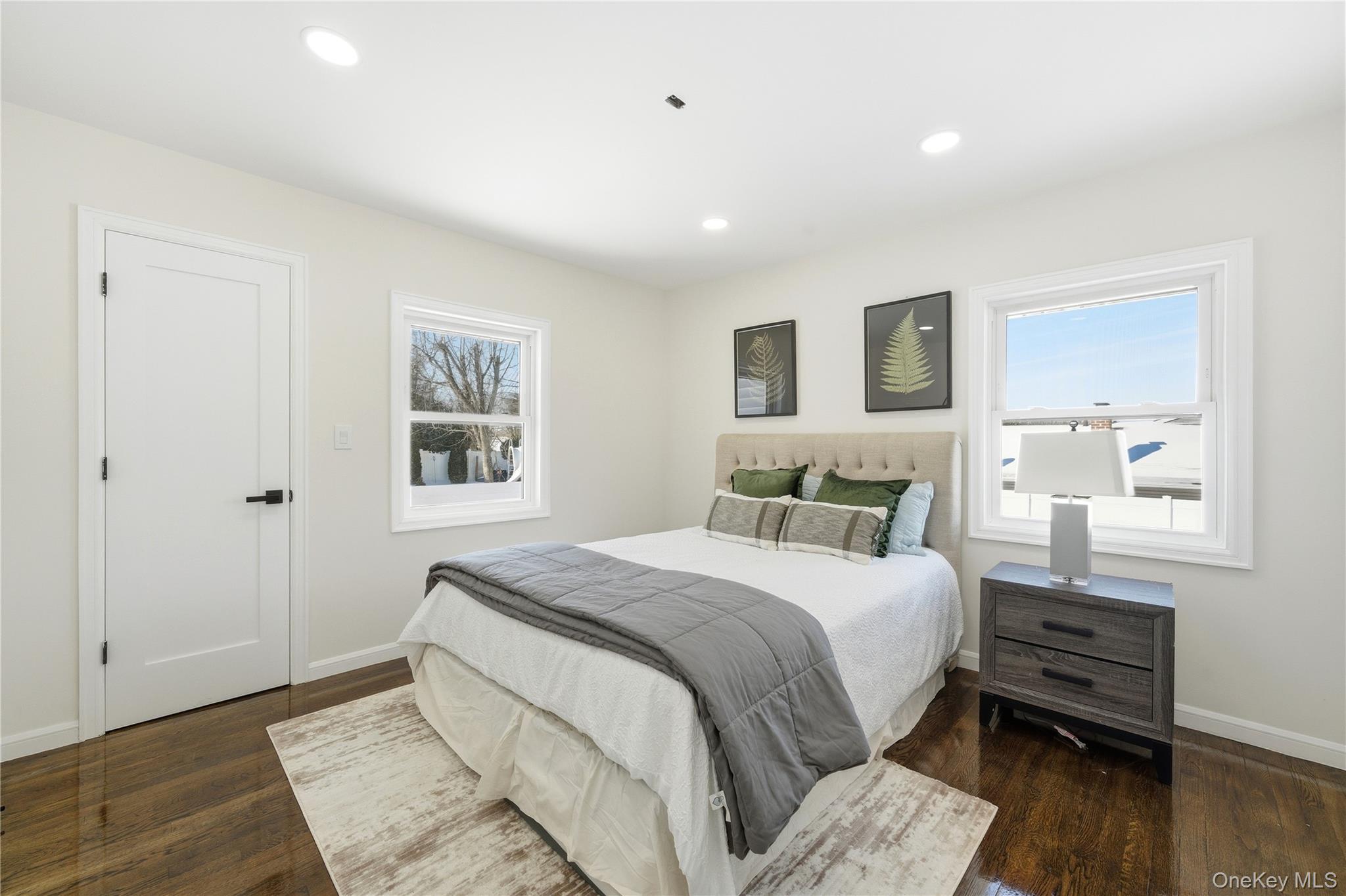 20 Briarwood Lane, Plainview, NY 11803