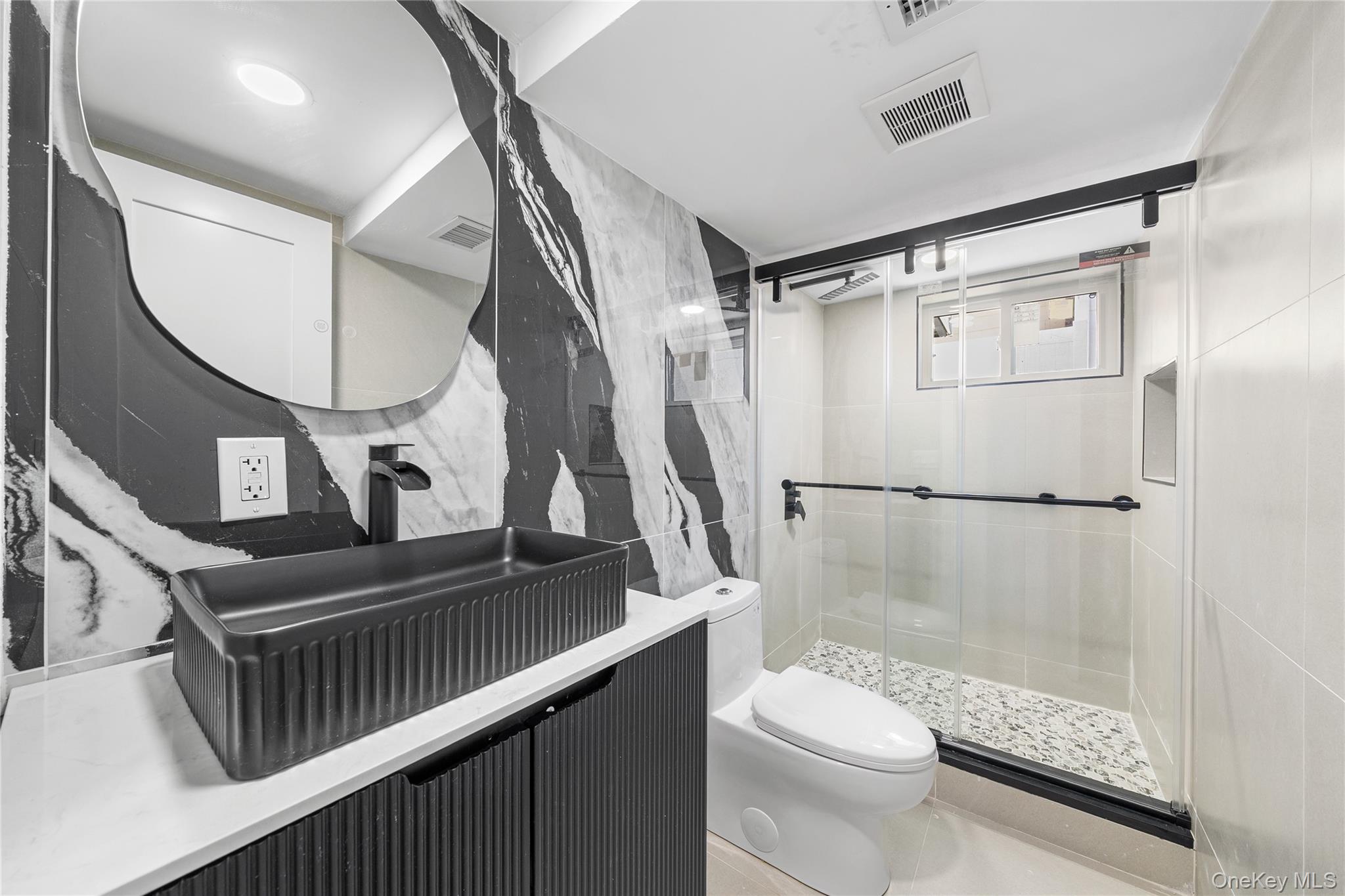 20 Briarwood Lane, Plainview, NY 11803