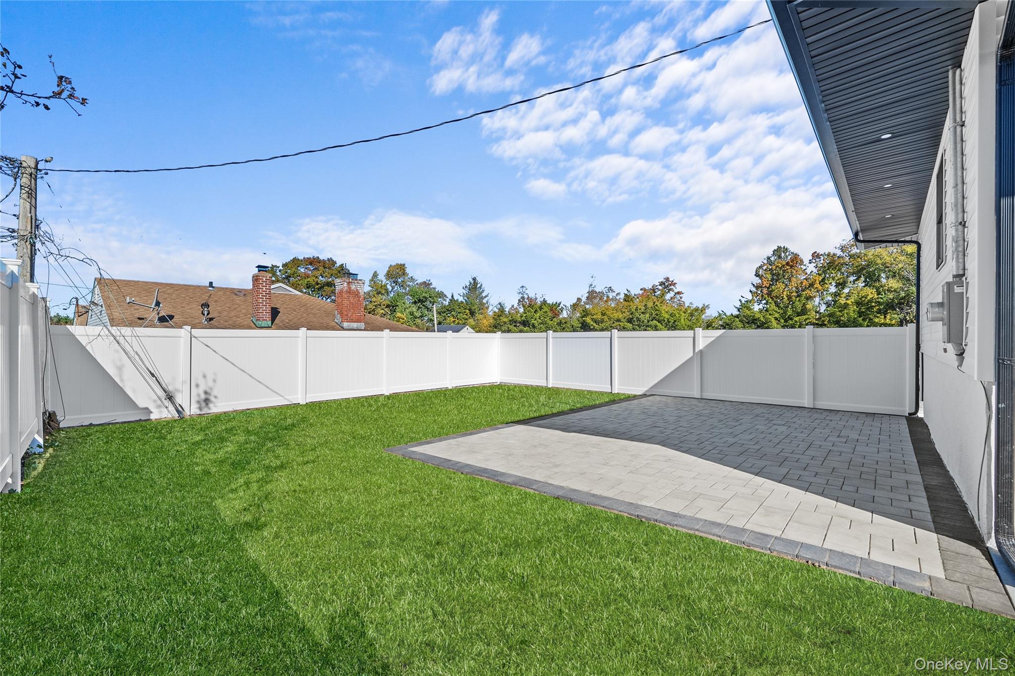 20 Briarwood Lane, Plainview, NY 11803