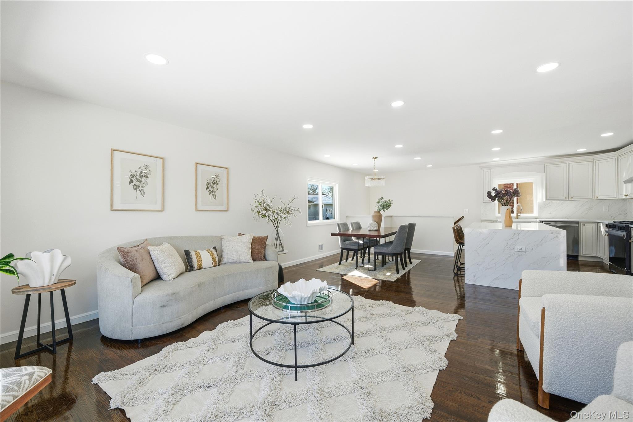 20 Briarwood Lane, Plainview, NY 11803