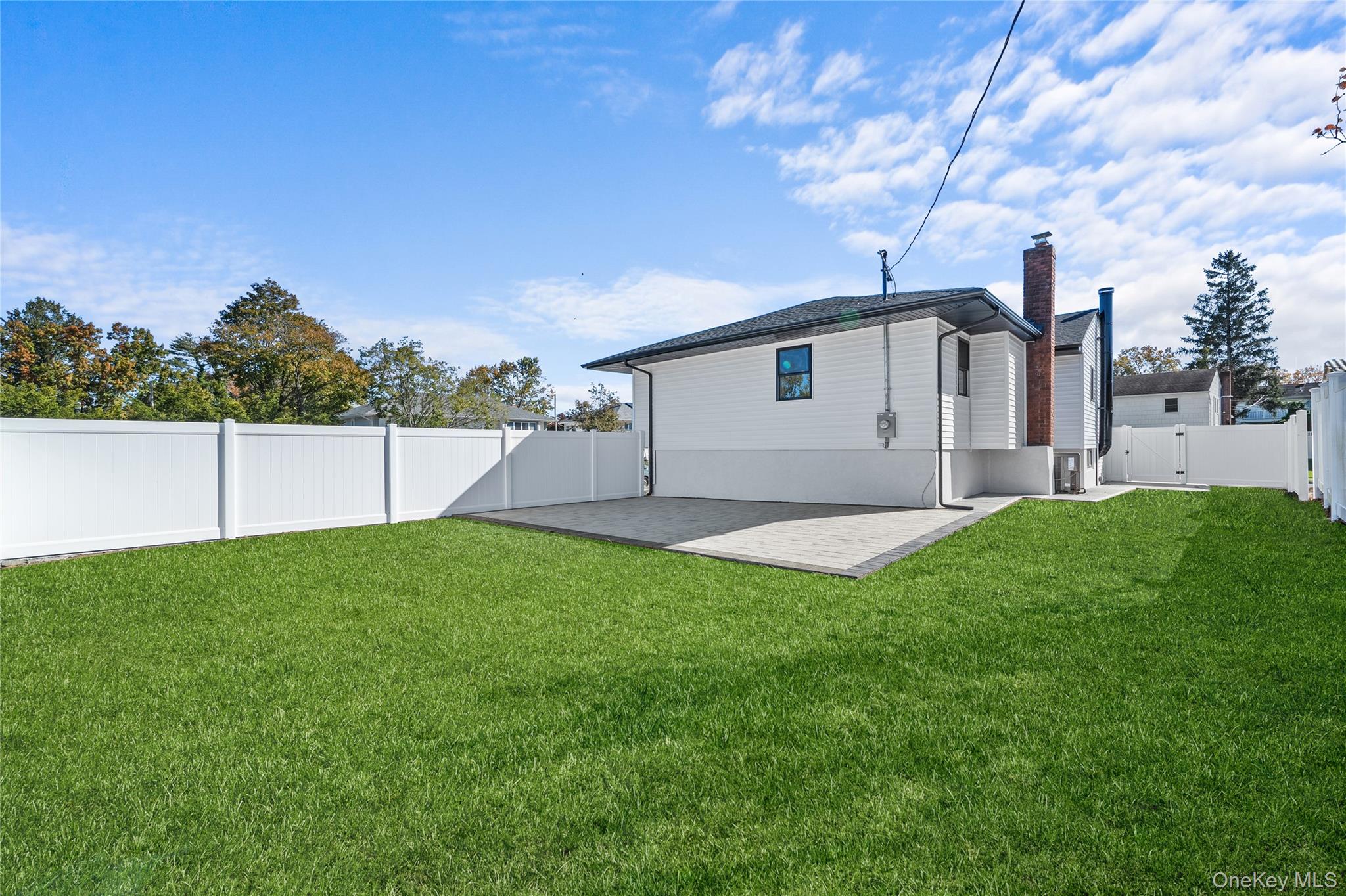 20 Briarwood Lane, Plainview, NY 11803