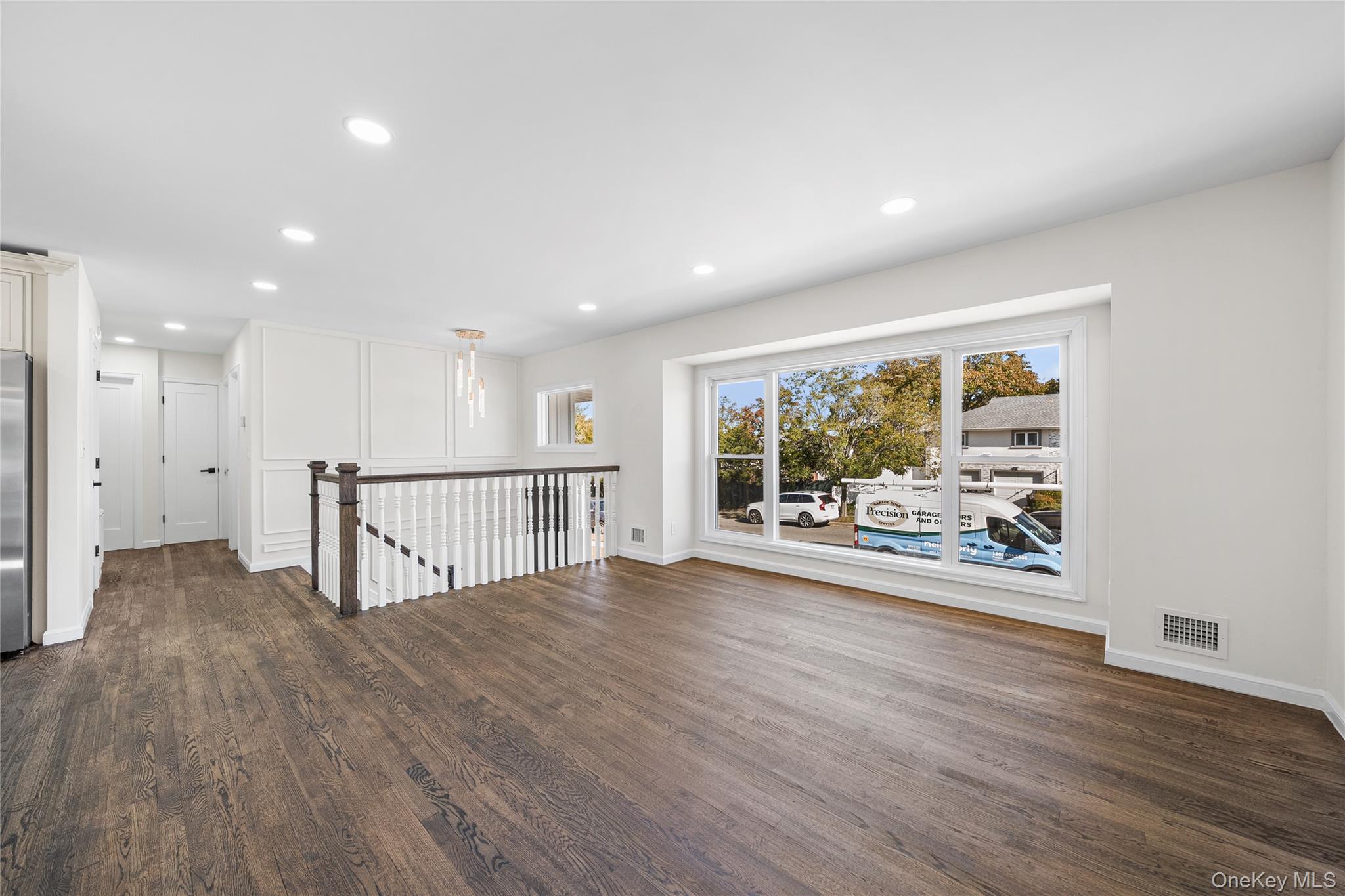 20 Briarwood Lane, Plainview, NY 11803