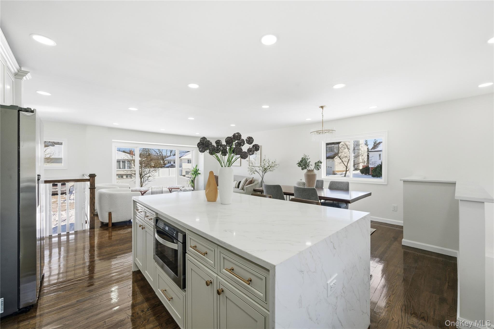 20 Briarwood Lane, Plainview, NY 11803