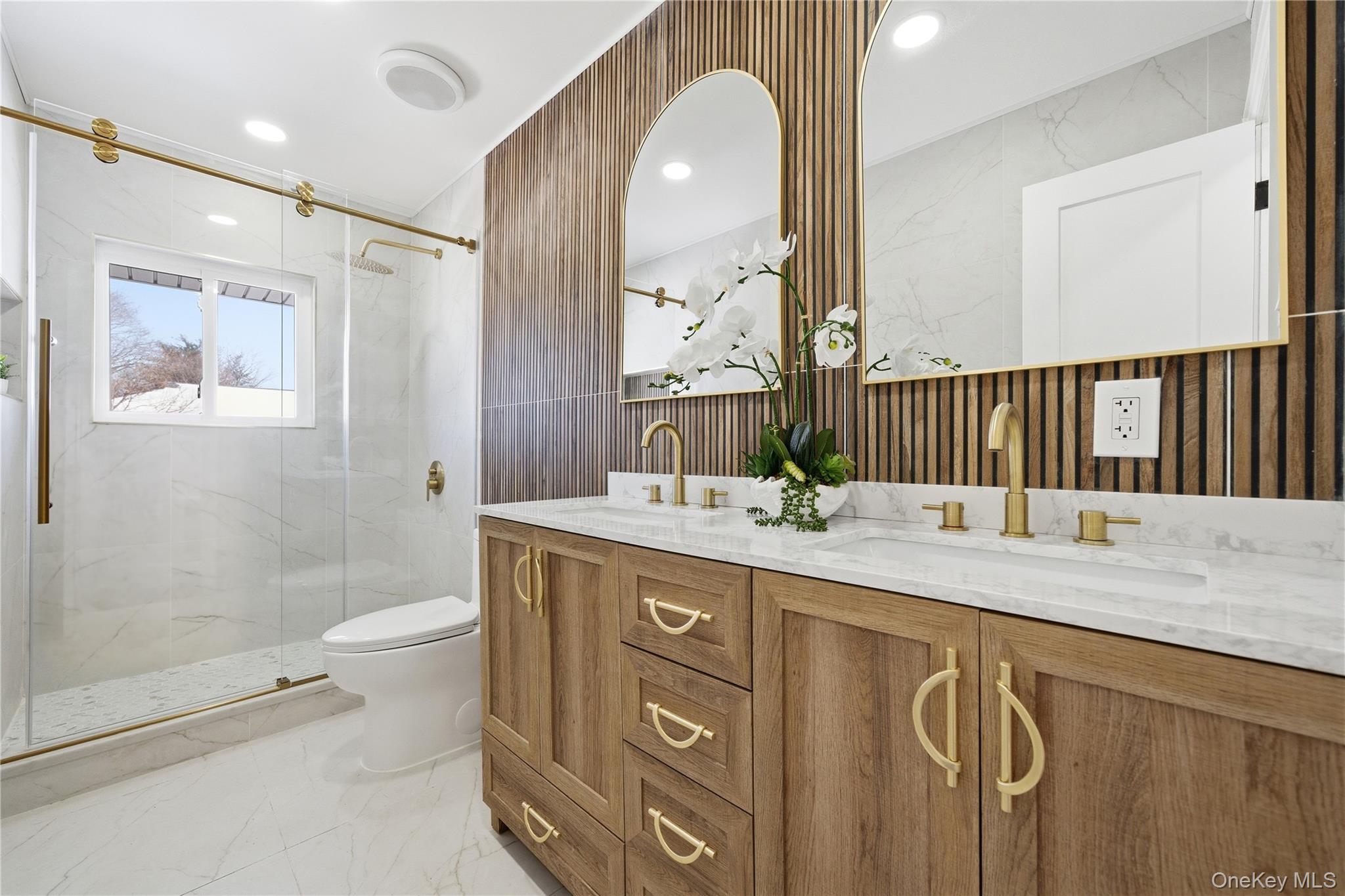 20 Briarwood Lane, Plainview, NY 11803