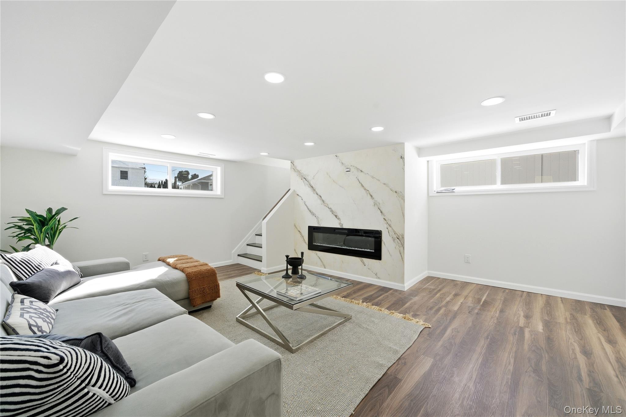 20 Briarwood Lane, Plainview, NY 11803