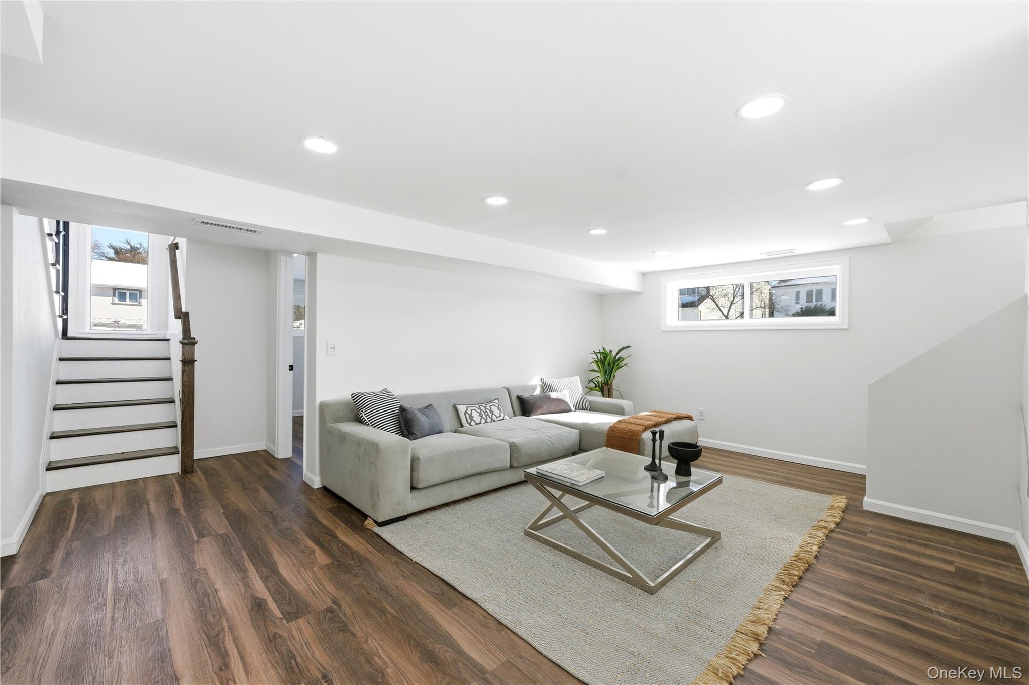 20 Briarwood Lane, Plainview, NY 11803