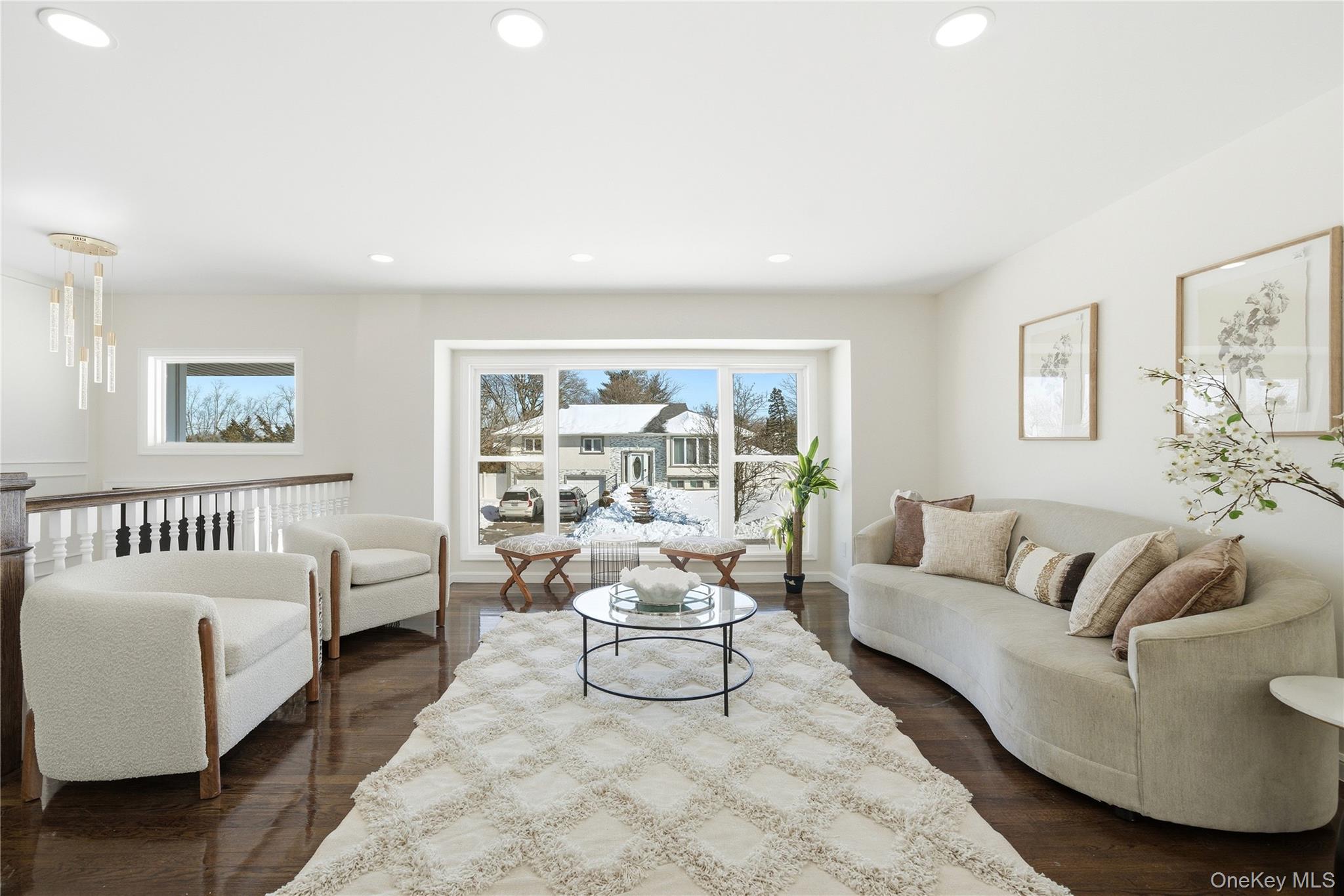 20 Briarwood Lane, Plainview, NY 11803