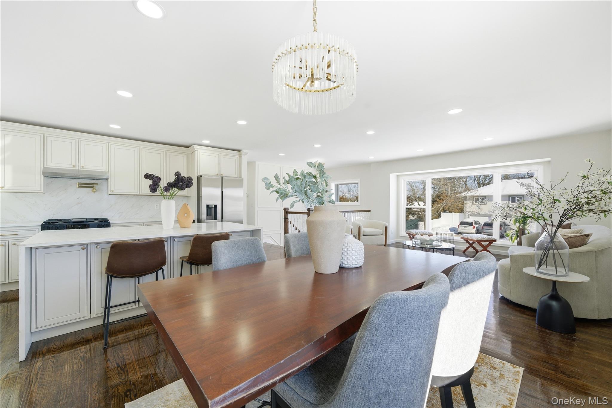 20 Briarwood Lane, Plainview, NY 11803