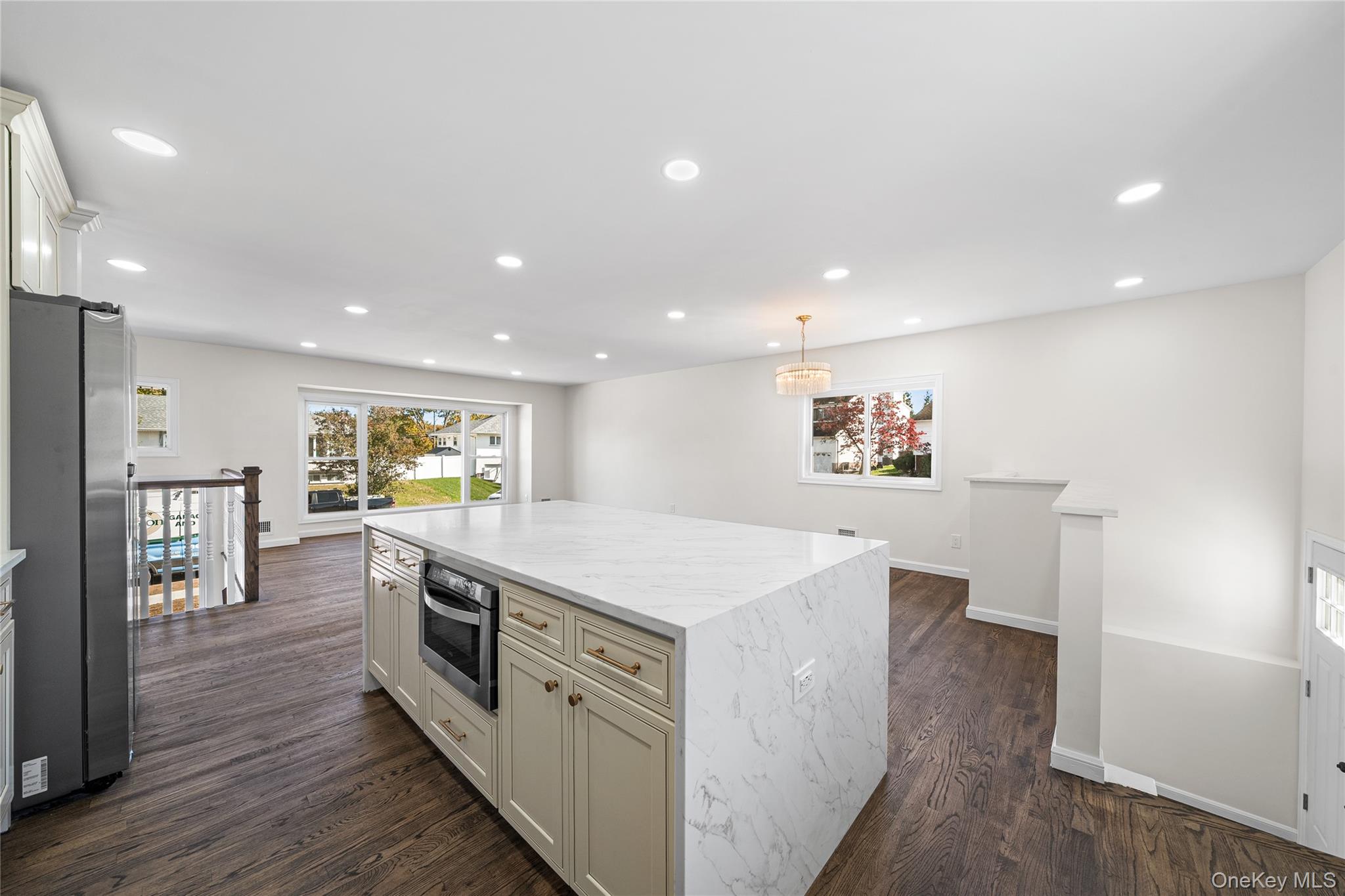 20 Briarwood Lane, Plainview, NY 11803