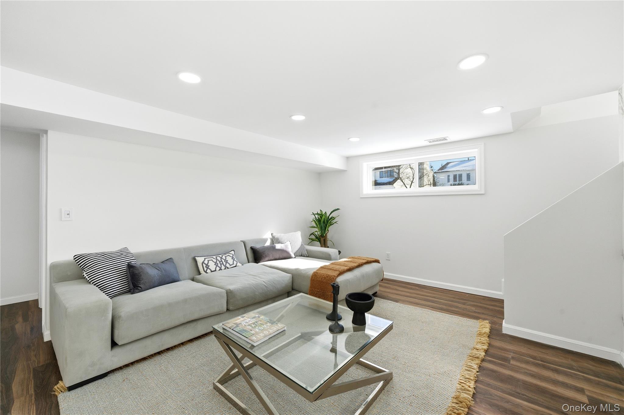 20 Briarwood Lane, Plainview, NY 11803