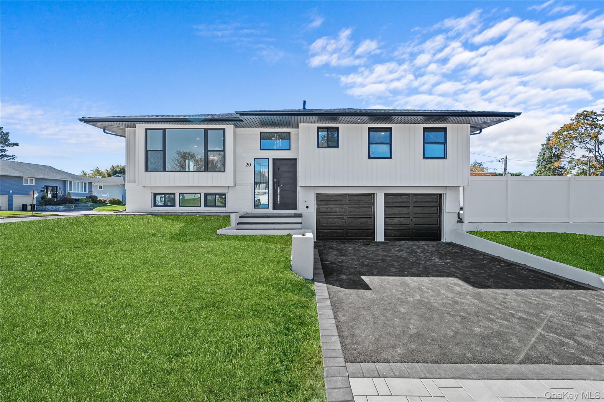 20 Briarwood Lane, Plainview, NY 11803