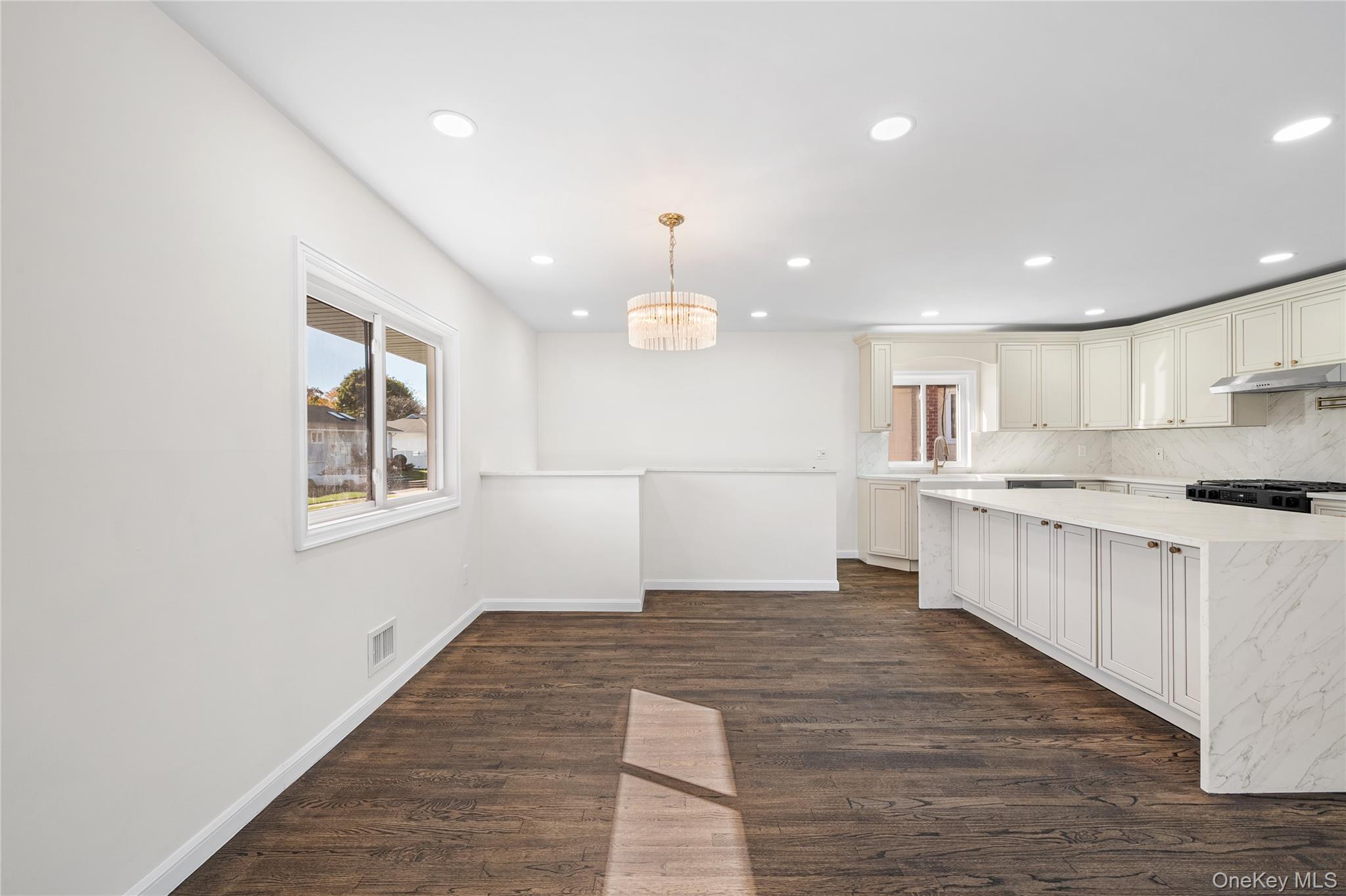 20 Briarwood Lane, Plainview, NY 11803