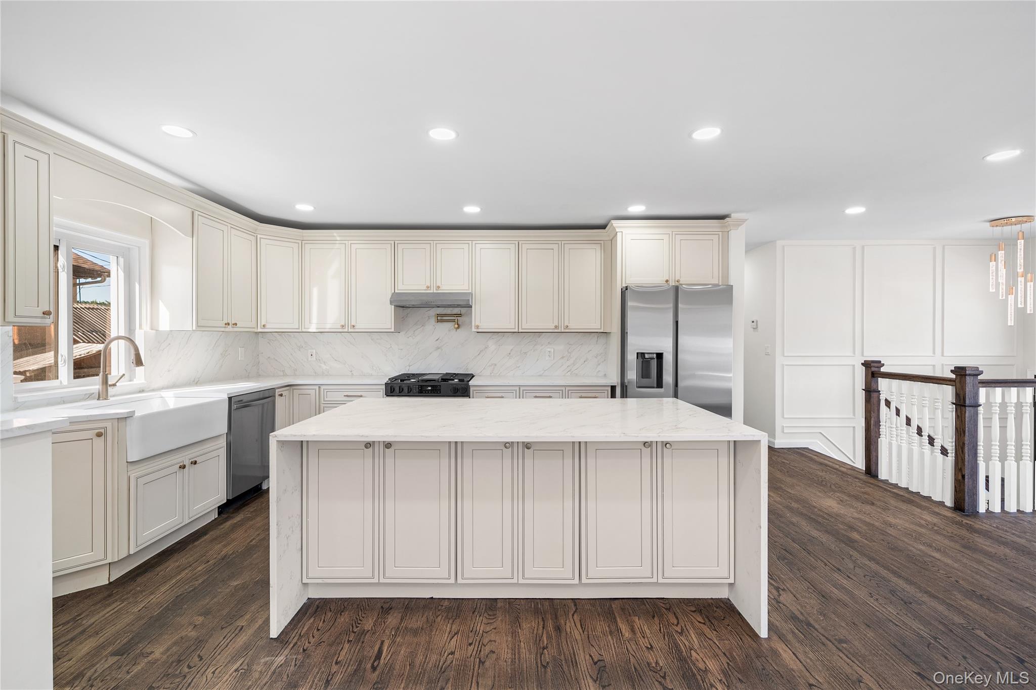 20 Briarwood Lane, Plainview, NY 11803