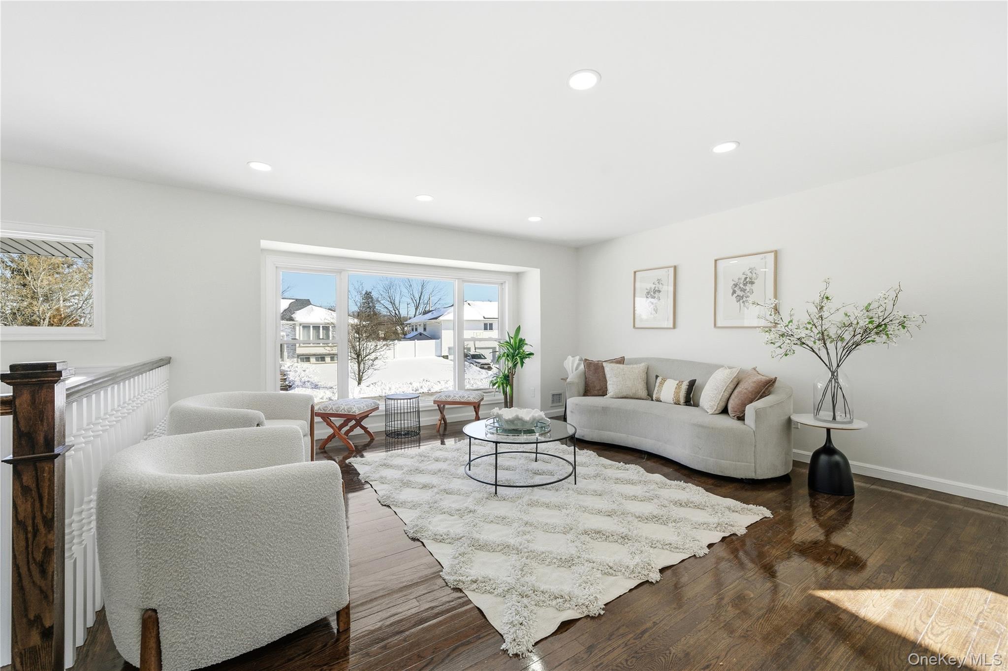 20 Briarwood Lane, Plainview, NY 11803