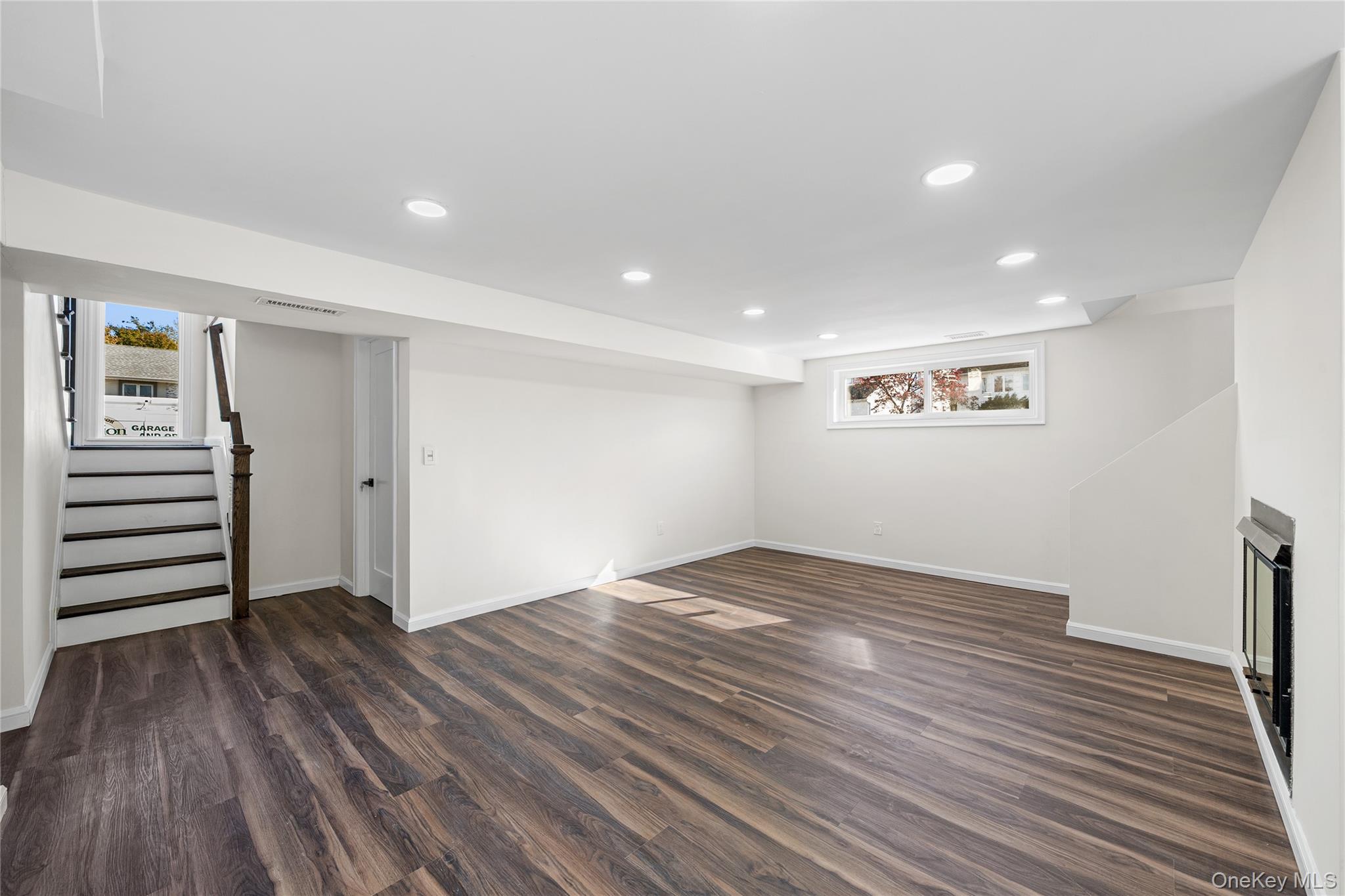 20 Briarwood Lane, Plainview, NY 11803