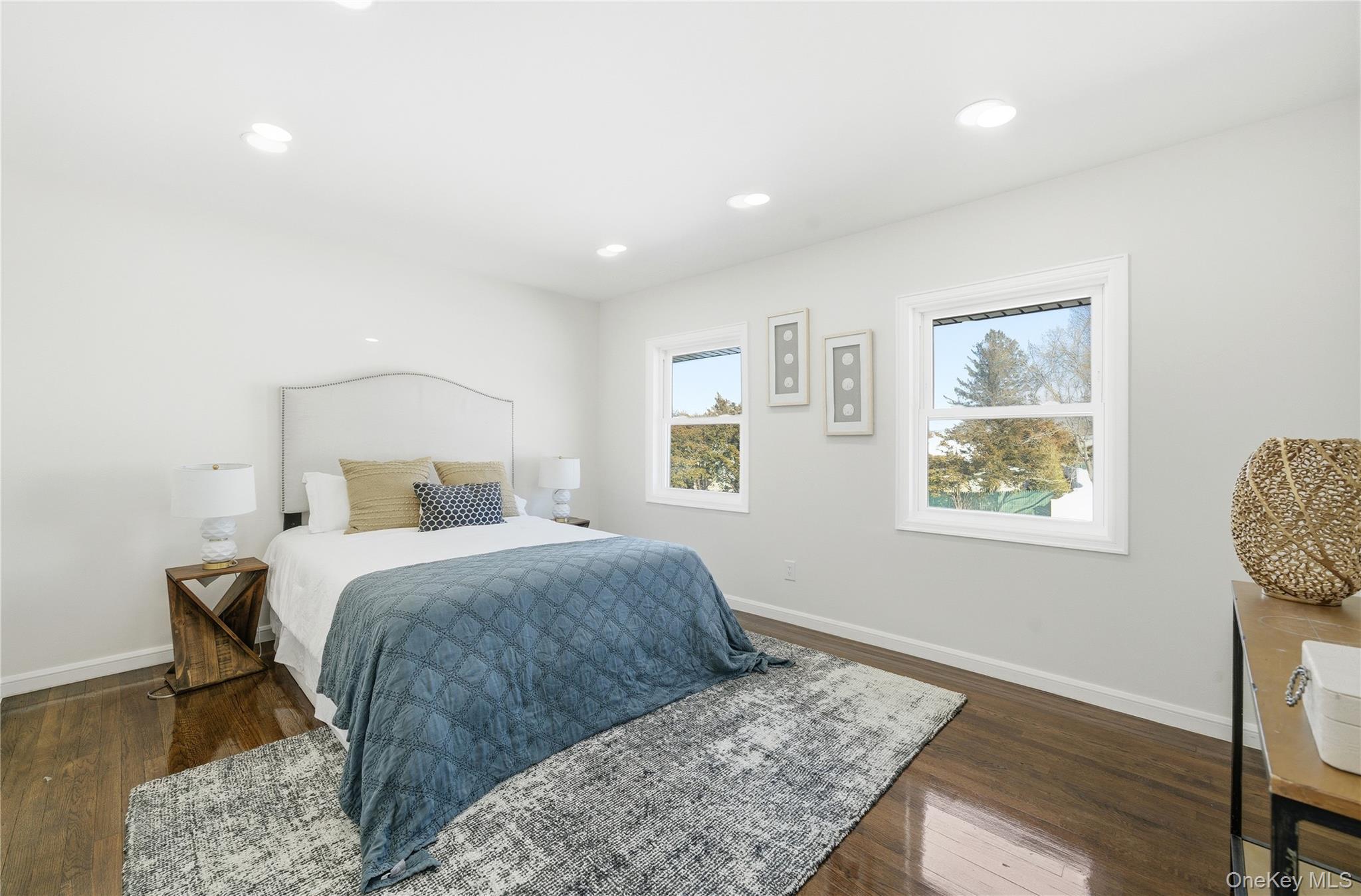 20 Briarwood Lane, Plainview, NY 11803