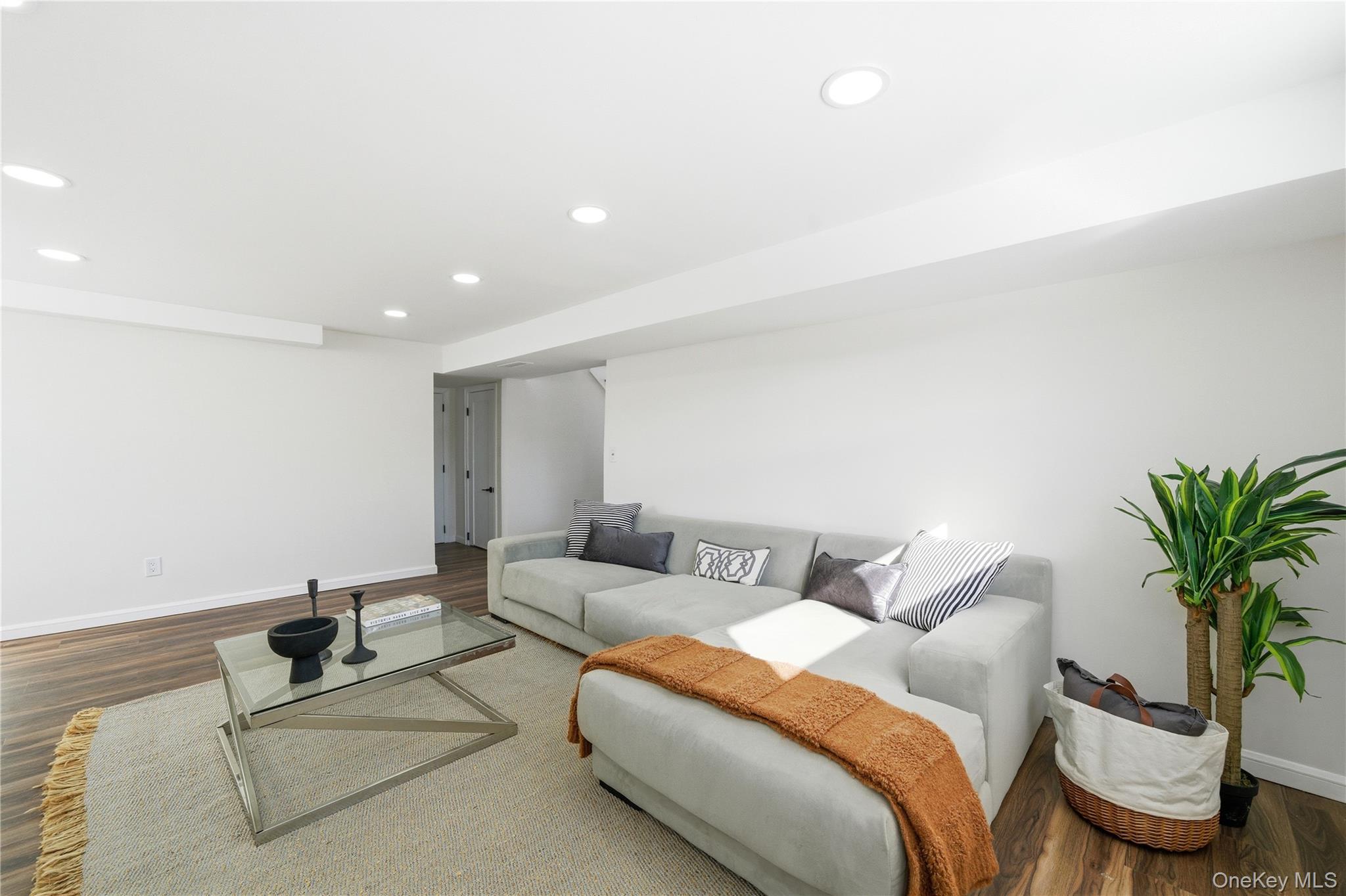 20 Briarwood Lane, Plainview, NY 11803