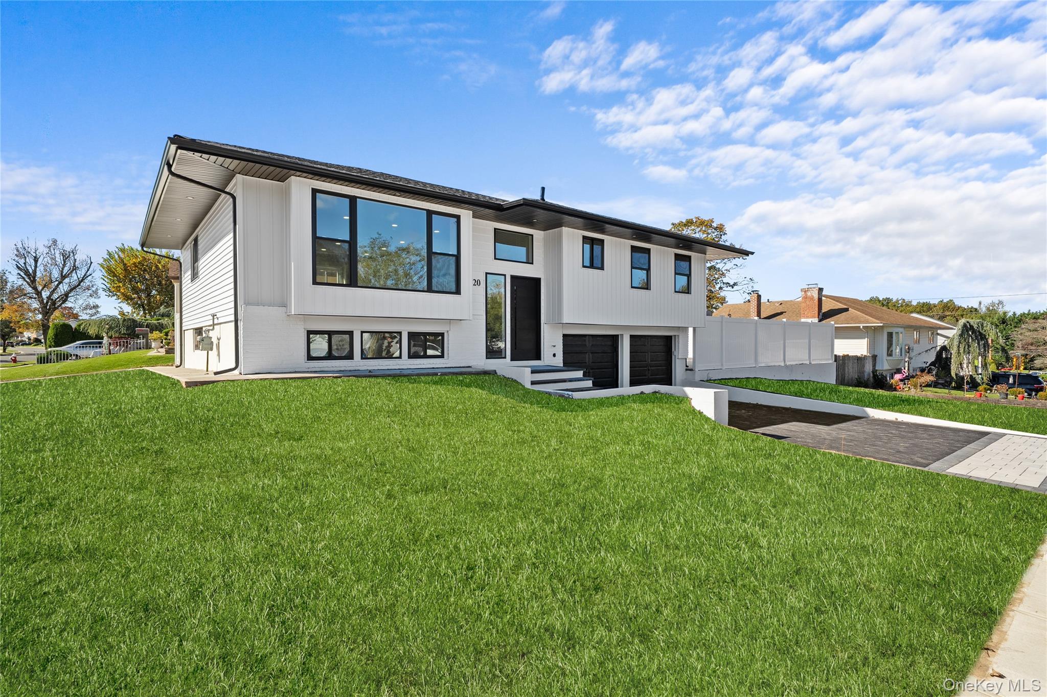 20 Briarwood Lane, Plainview, NY 11803