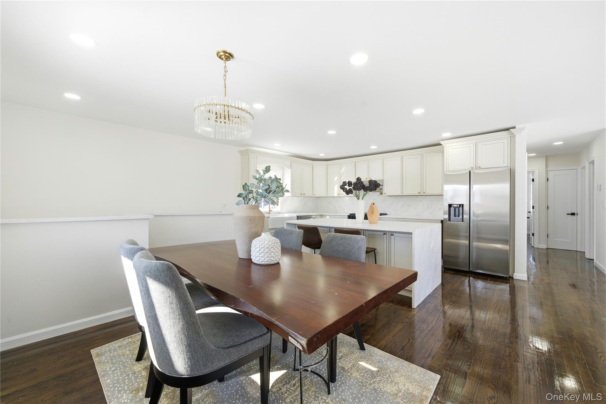 20 Briarwood Lane, Plainview, NY 11803