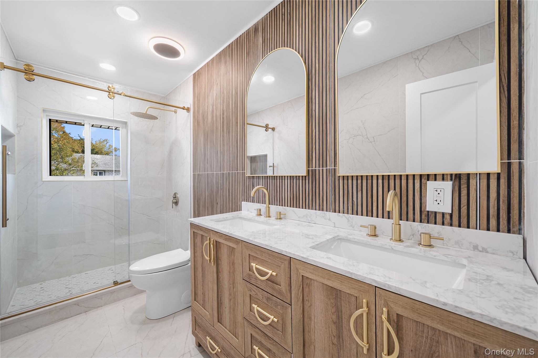 20 Briarwood Lane, Plainview, NY 11803