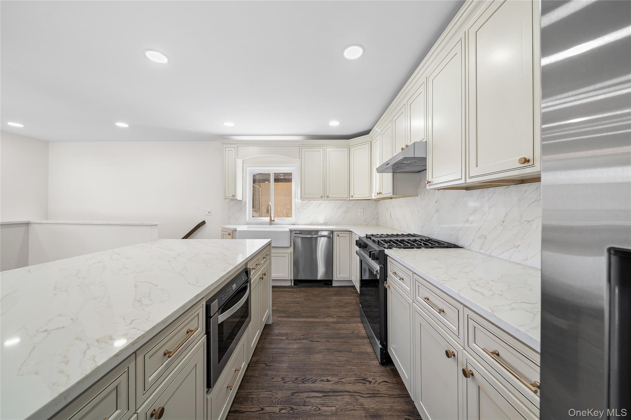 20 Briarwood Lane, Plainview, NY 11803