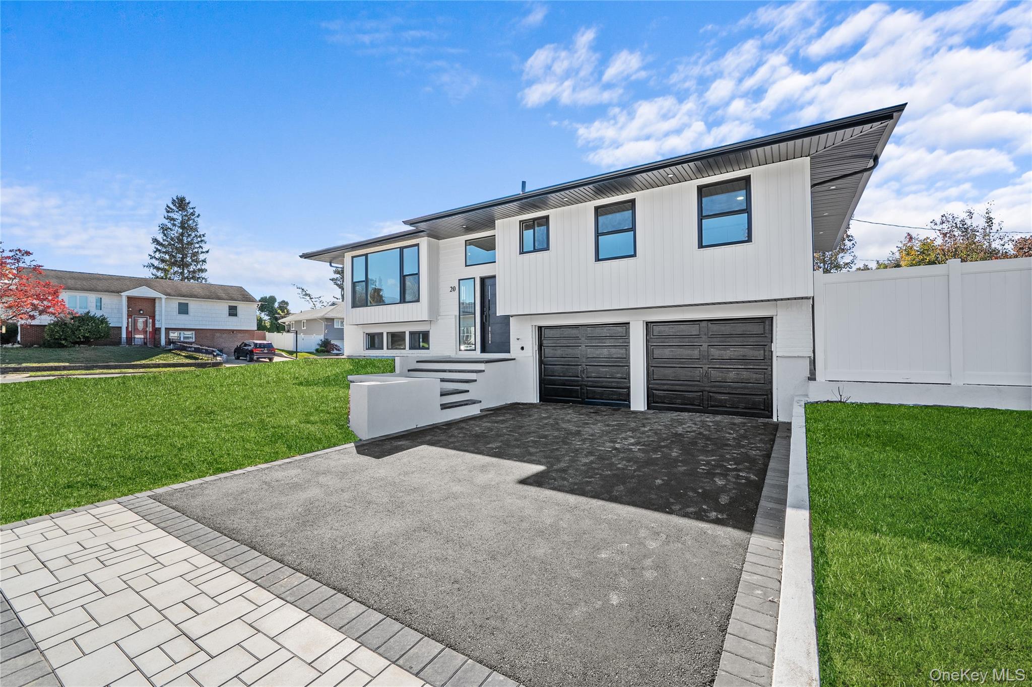 20 Briarwood Lane, Plainview, NY 11803