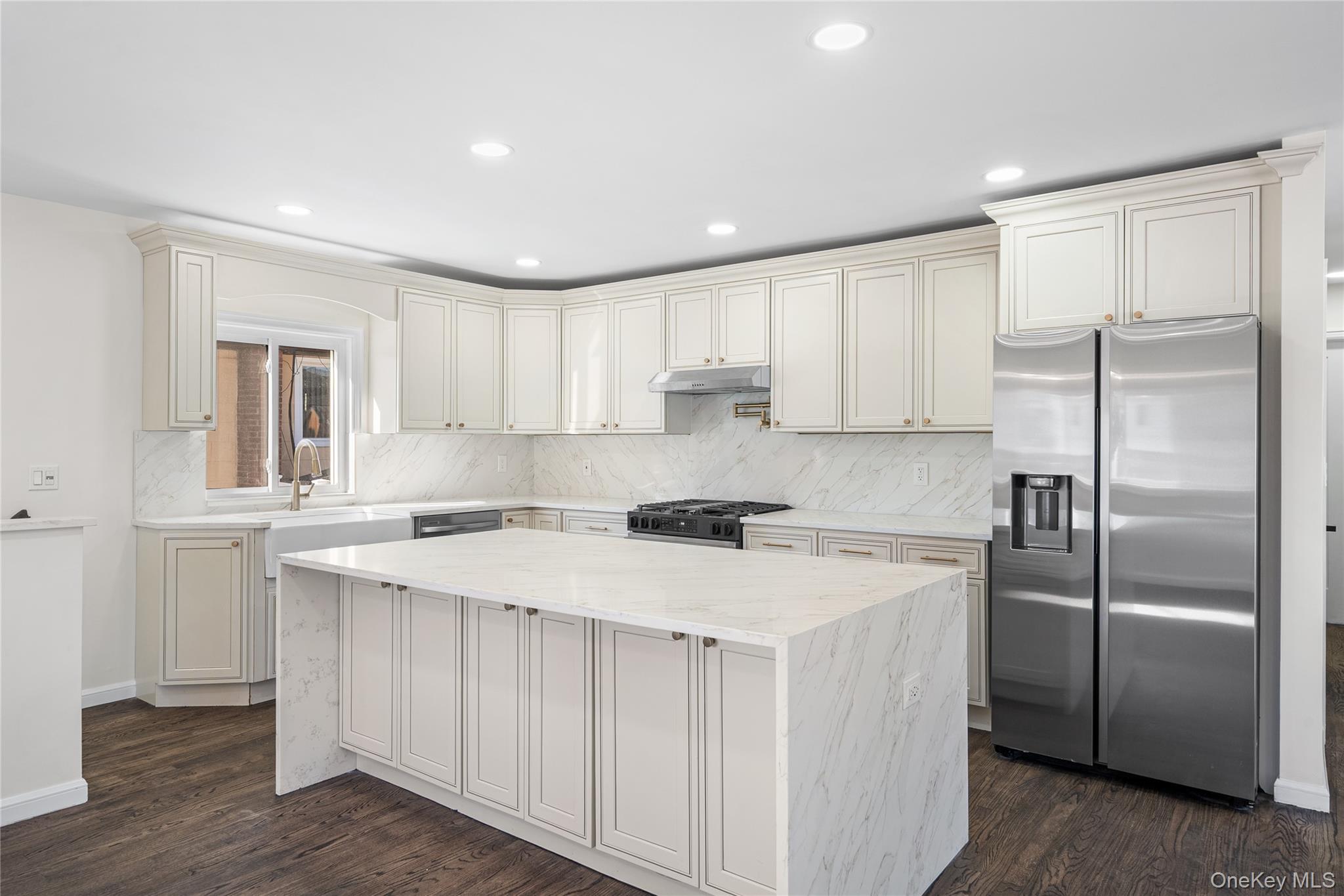 20 Briarwood Lane, Plainview, NY 11803