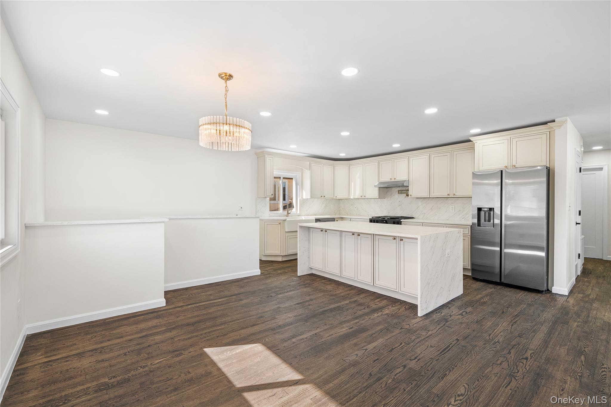 20 Briarwood Lane, Plainview, NY 11803