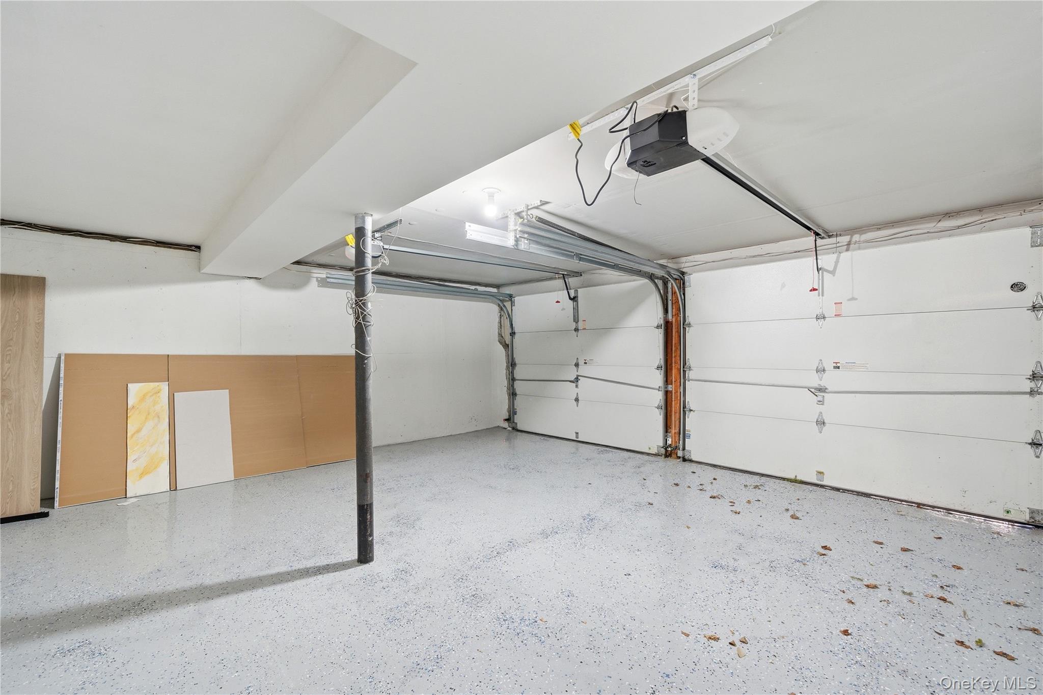 20 Briarwood Lane, Plainview, NY 11803