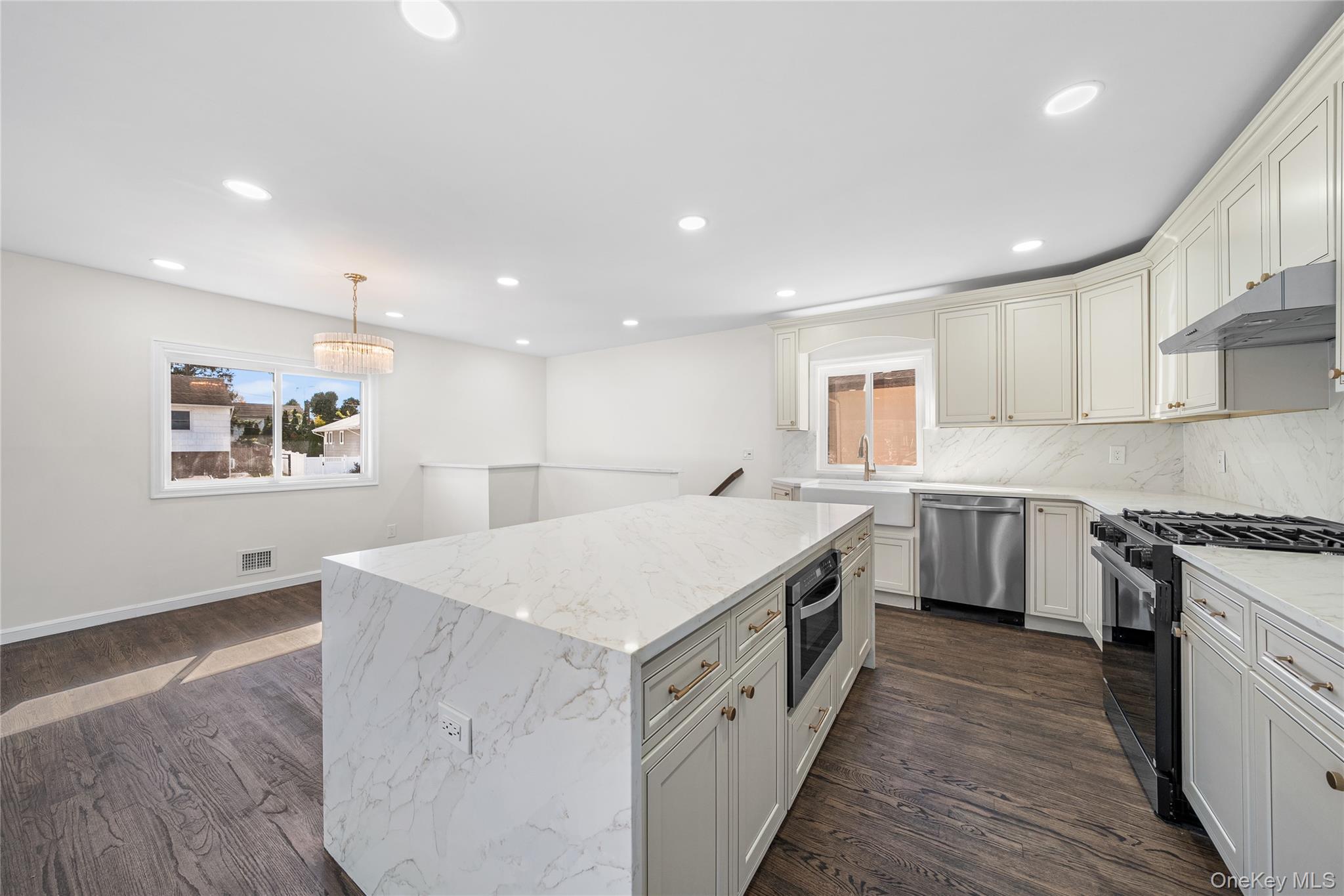 20 Briarwood Lane, Plainview, NY 11803