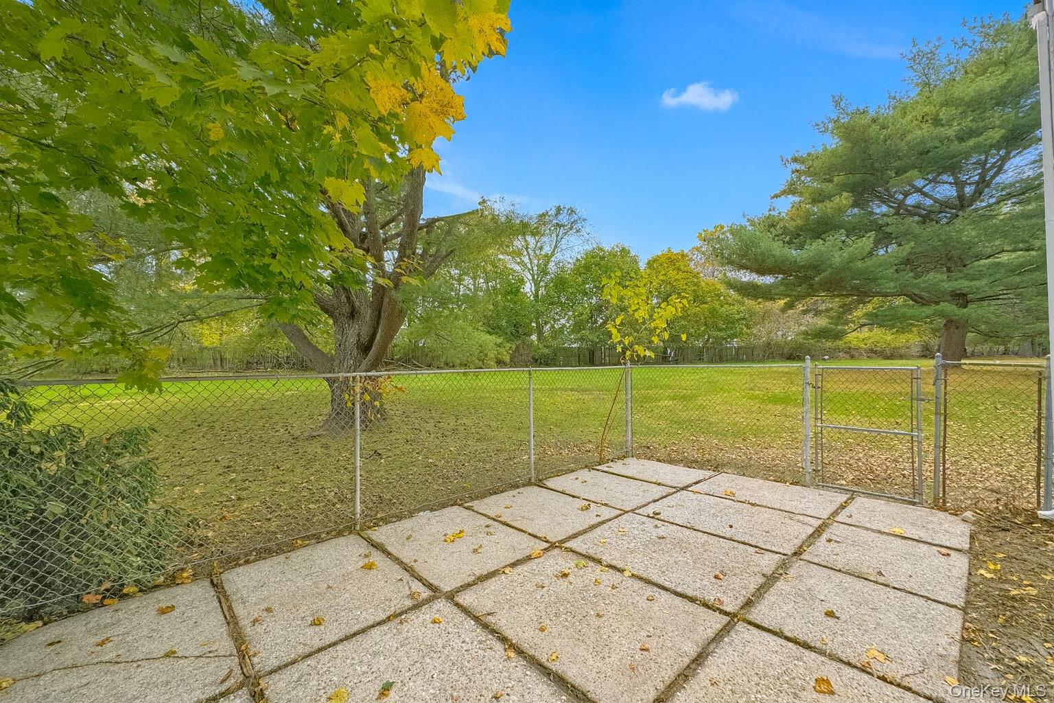 6 Petersburg Court, Coram, NY 11727