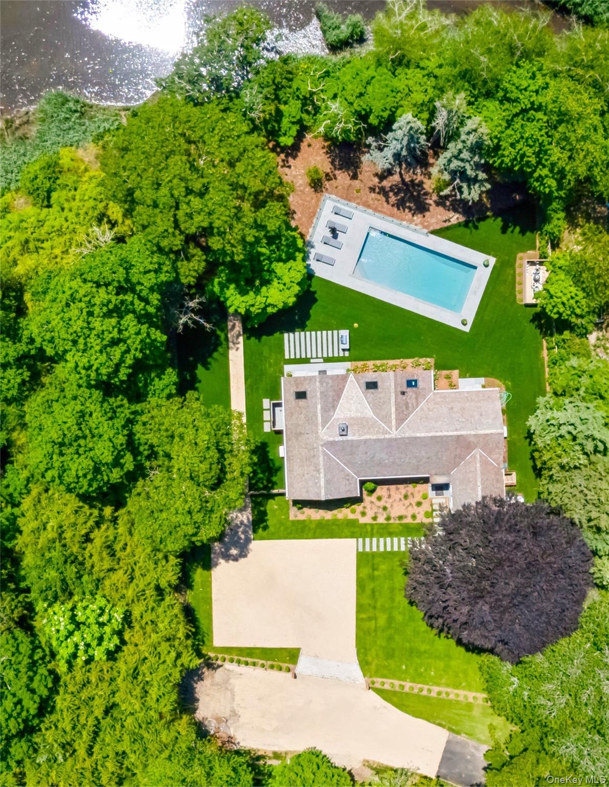 16 Walker Court, East Quogue, NY 11942