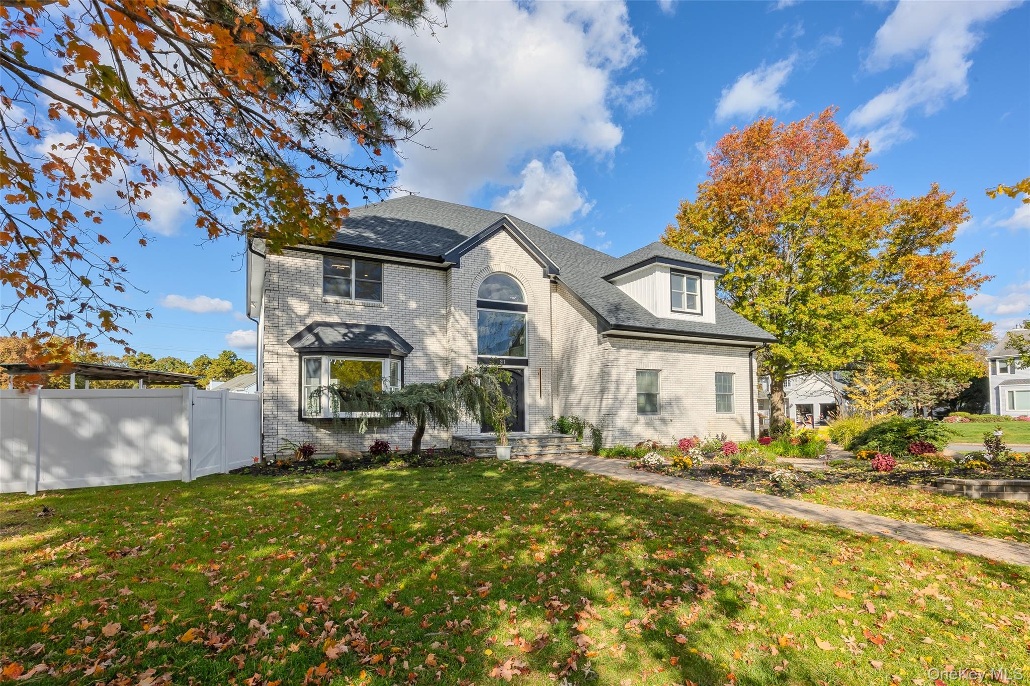21 Pine Edge Place, Dix Hills, NY 11746