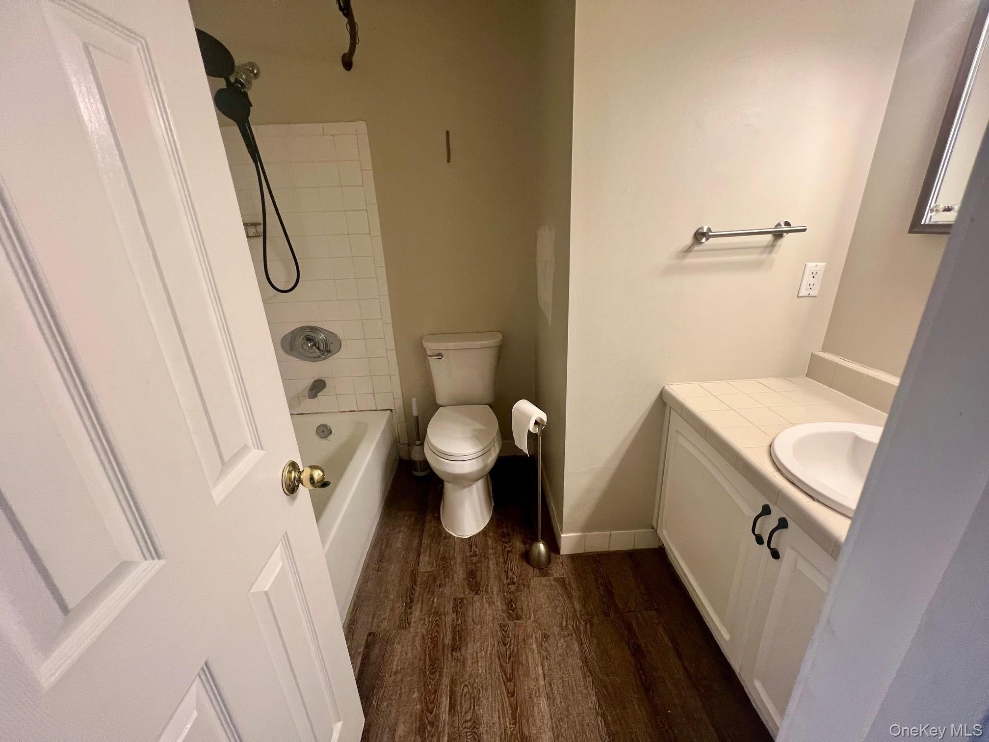 28 Stratford Circle, Farmingdale, NY 11735