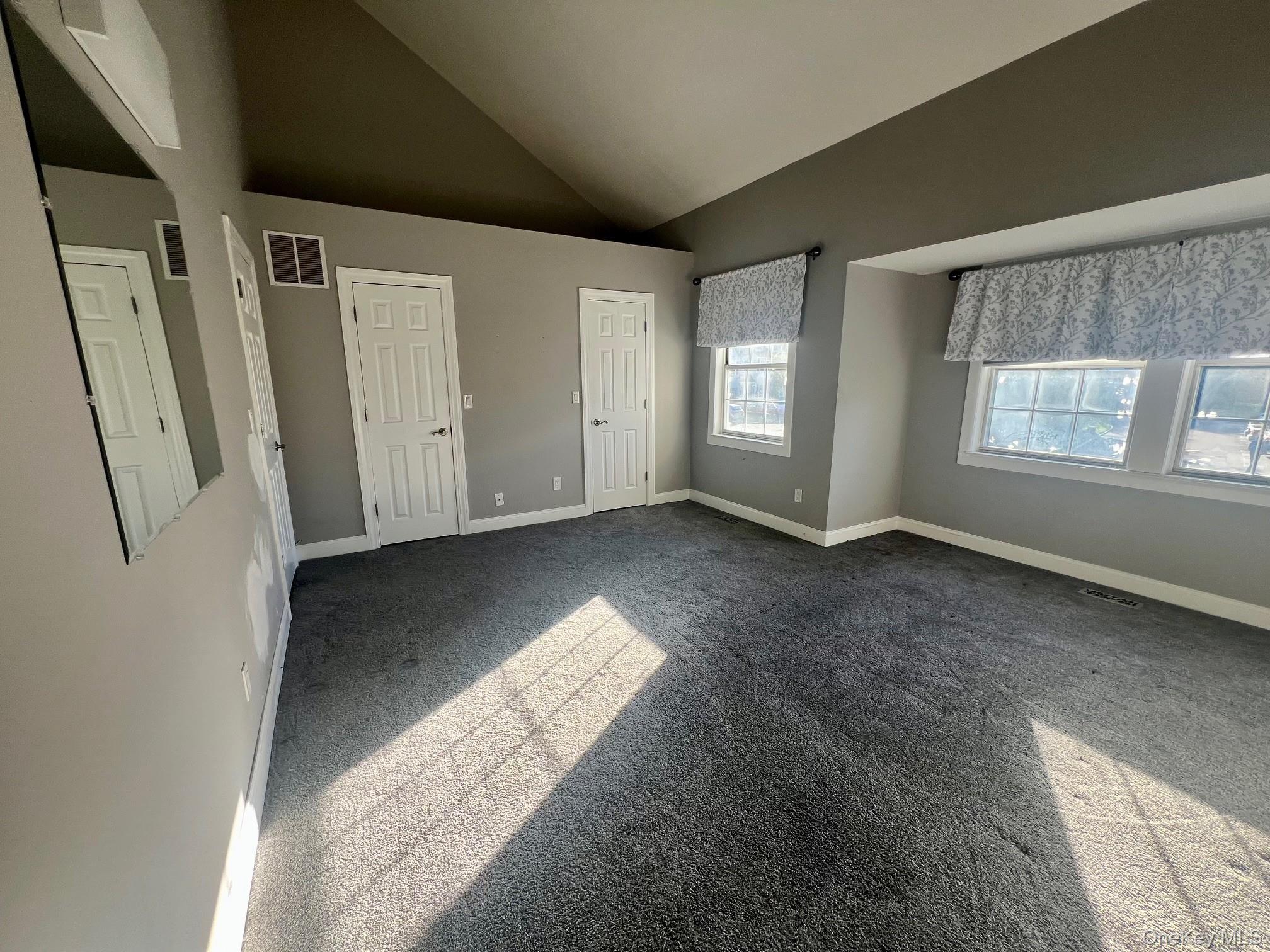 28 Stratford Circle, Farmingdale, NY 11735