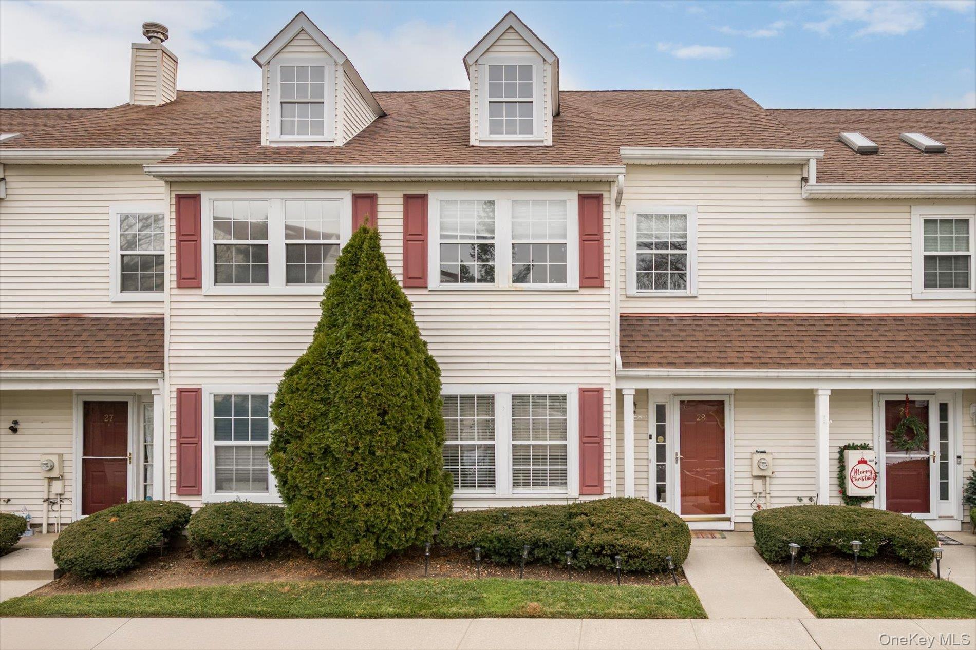 28 Stratford Circle, Farmingdale, NY 11735