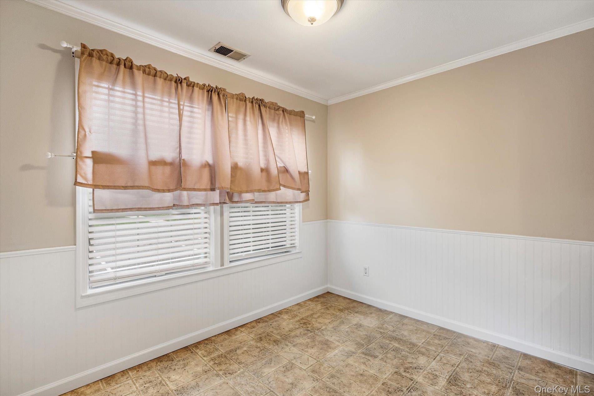 28 Stratford Circle, Farmingdale, NY 11735