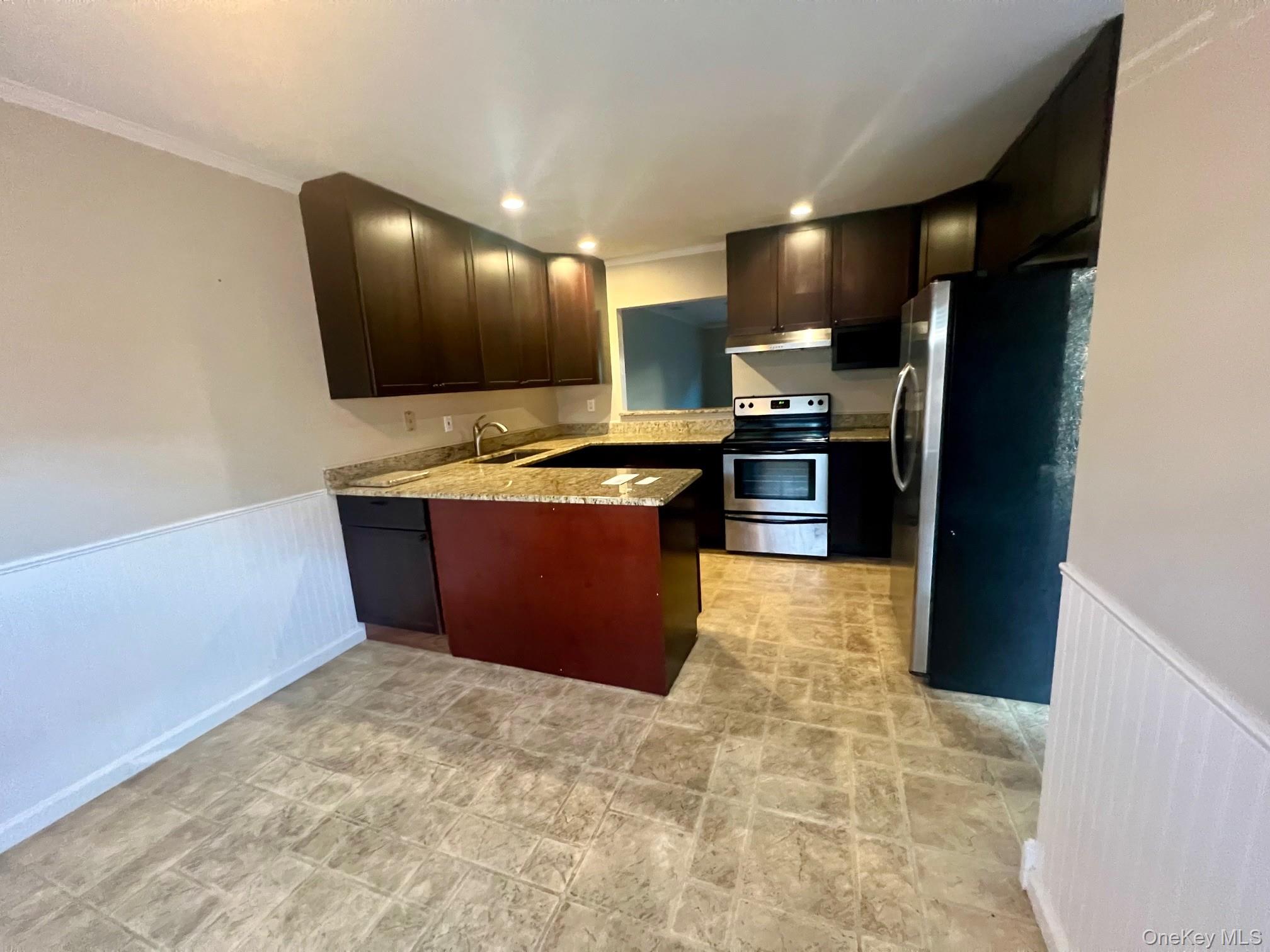 28 Stratford Circle, Farmingdale, NY 11735